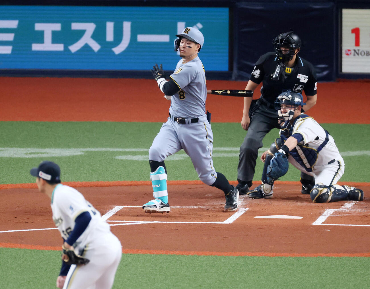 オリックス対阪神　1回表阪神2死三塁、一ゴロに倒れる佐藤。投手高島（撮影・加藤哉）