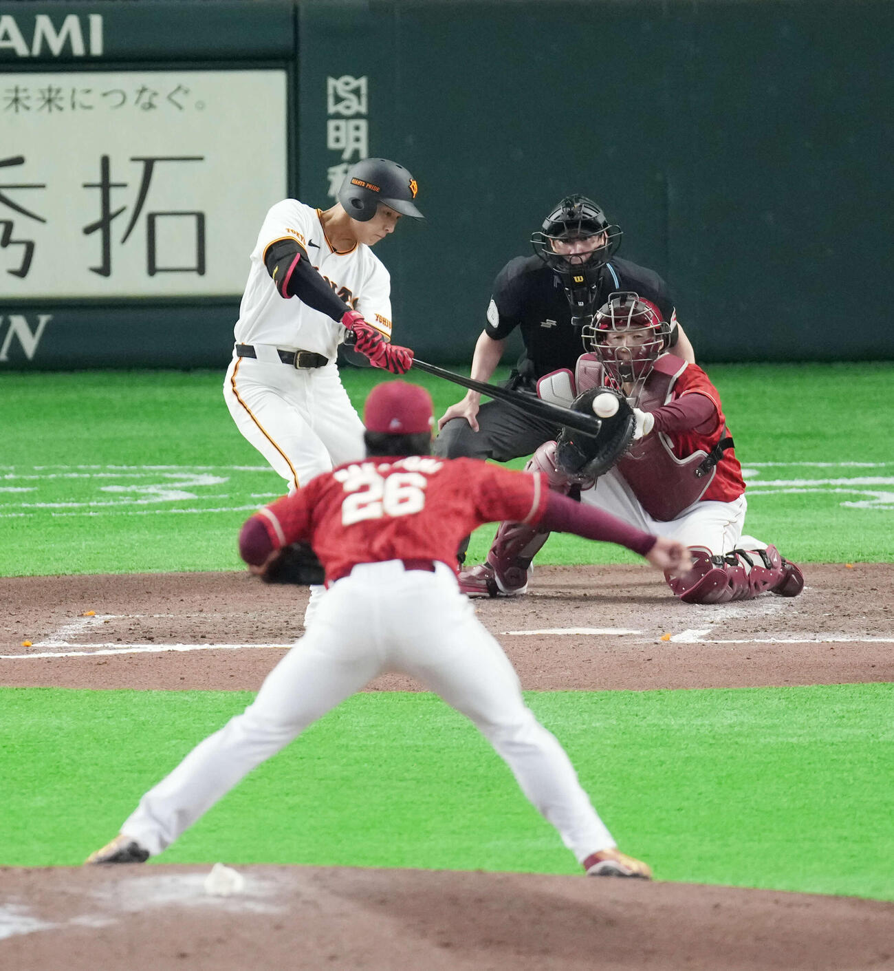 巨人対楽天　6回裏巨人無死、左安打を放つ宇都宮。投手は中込（撮影・増田悦実）