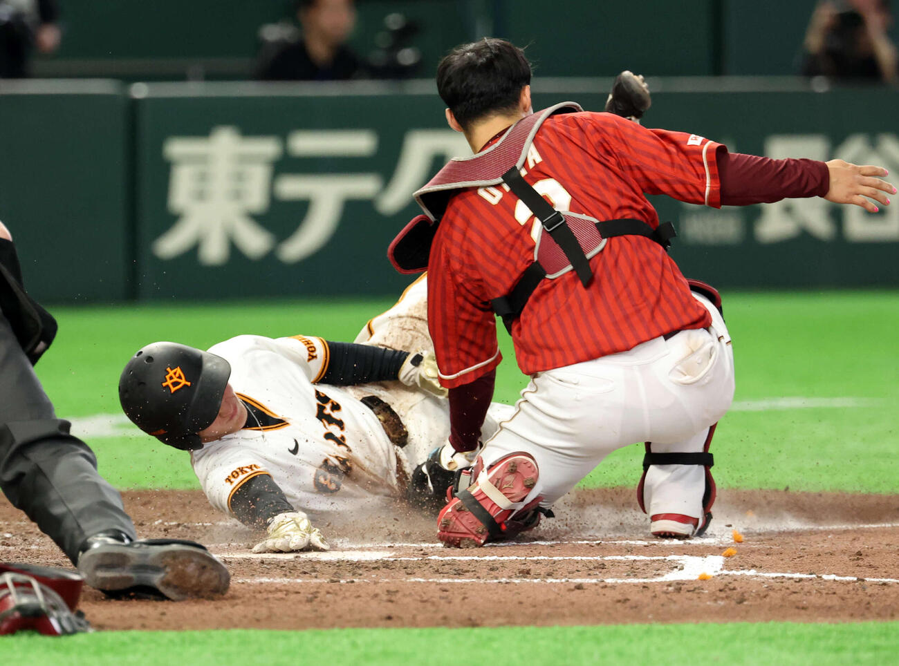 巨人対楽天　6回裏巨人1死三塁、増田陸の左飛タッチアップで本塁を突いた浦田だが相手好返球に阻まれる。捕手太田（撮影・浅見桂子）