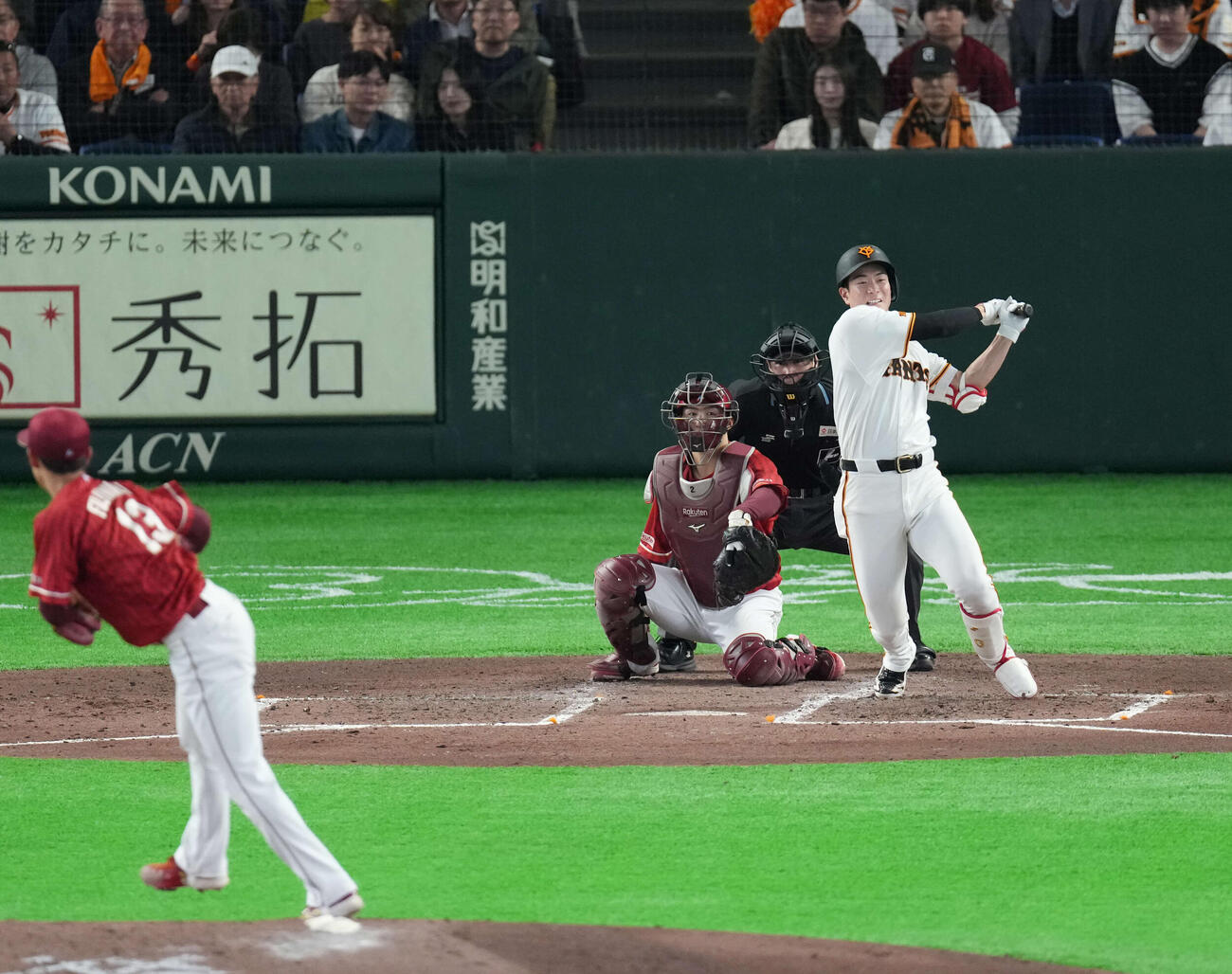 巨人対楽天　3回裏巨人無死一塁、左安打を放つ松本。投手は藤原（撮影・増田悦実）