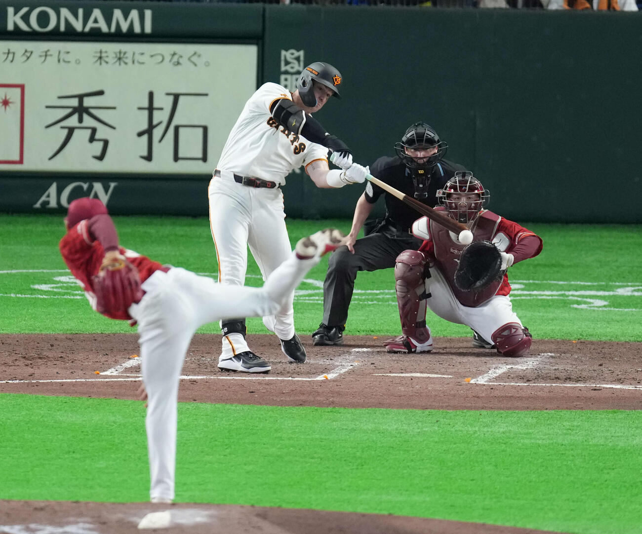 巨人対楽天　3回裏巨人無死、内野安打を放つキャベッジ。投手は藤原（撮影・増田悦実）