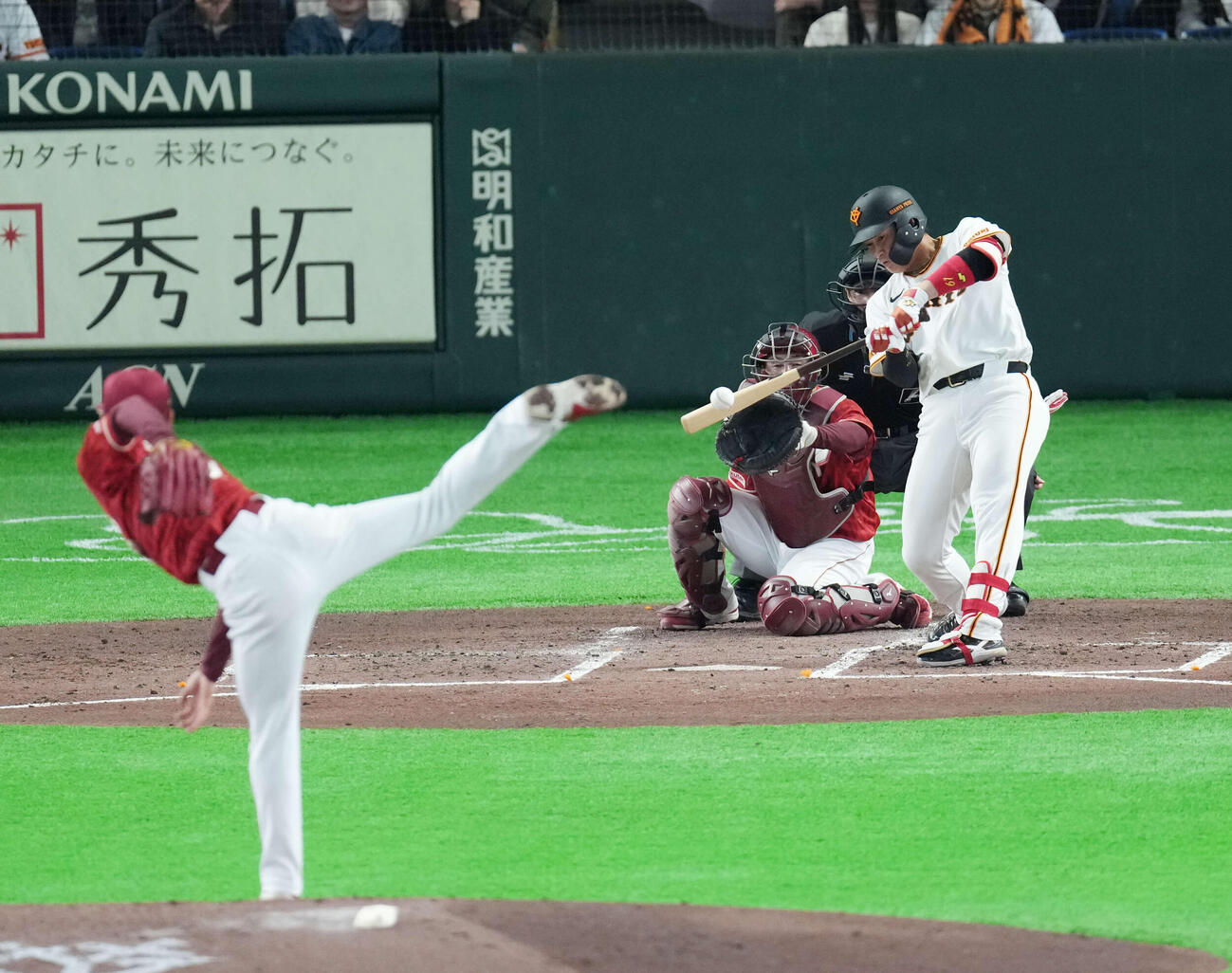 巨人対楽天　2回裏巨人2死一塁、左安打を放つ増田陸。投手は藤原（撮影・増田悦実）