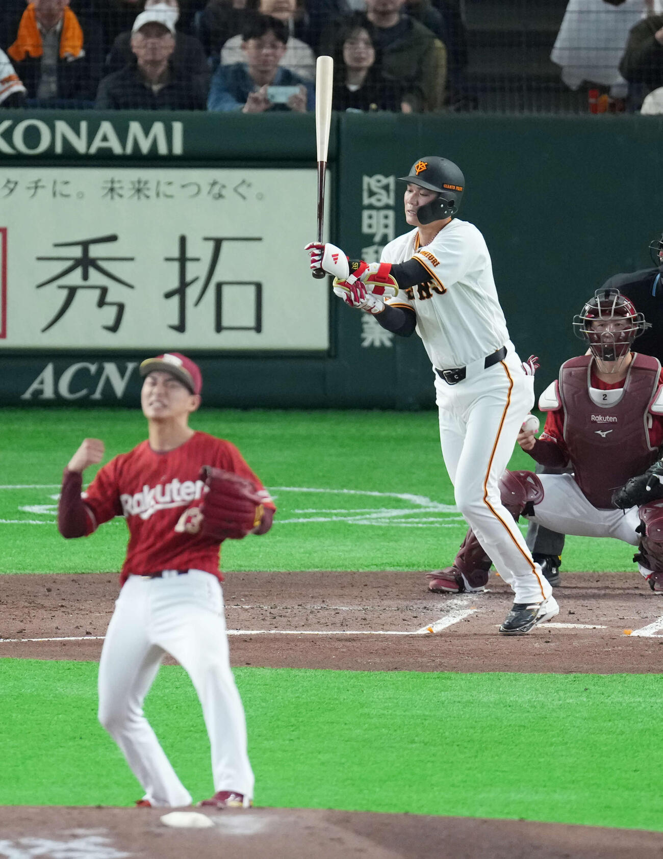 巨人対楽天　2回裏巨人2死、四球を選ぶ坂本。投手は藤原（撮影・増田悦実）