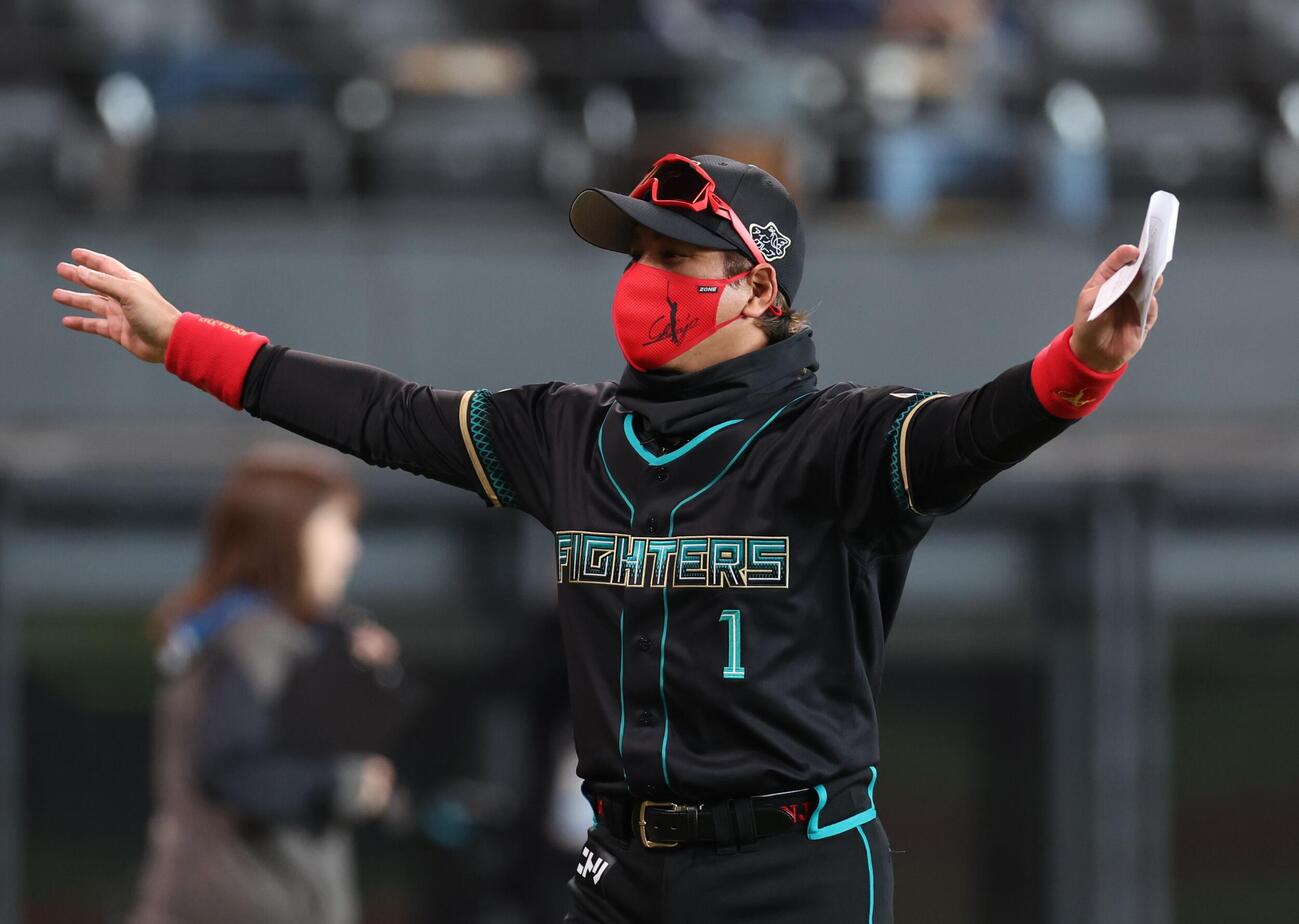 日本ハム対ヤクルト　スタンドに向かって手を挙げる新庄監督（撮影・黒川智章）