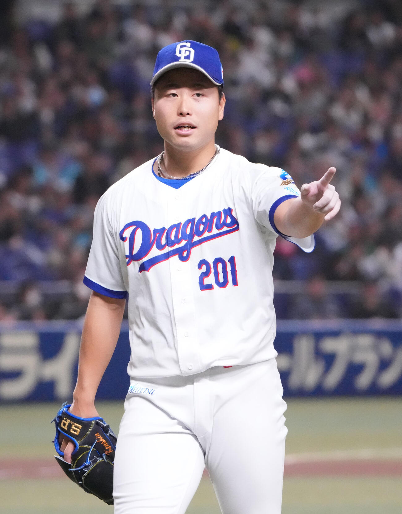 中日対ロッテ　6回表終了、ナインに声をかけベンチへ戻る牧野（撮影・森本幸一）