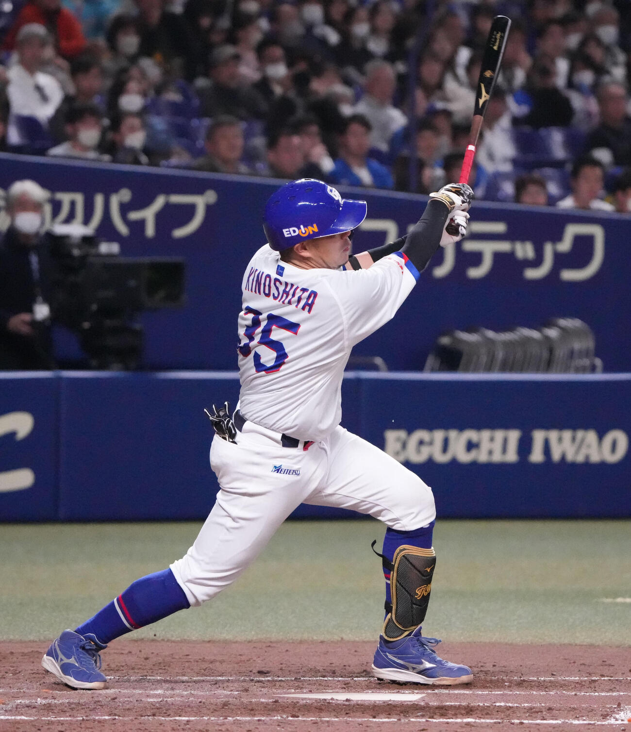 中日対ロッテ　4回裏中日1死一塁、左翼適時二塁打を放つ木下（撮影・森本幸一）