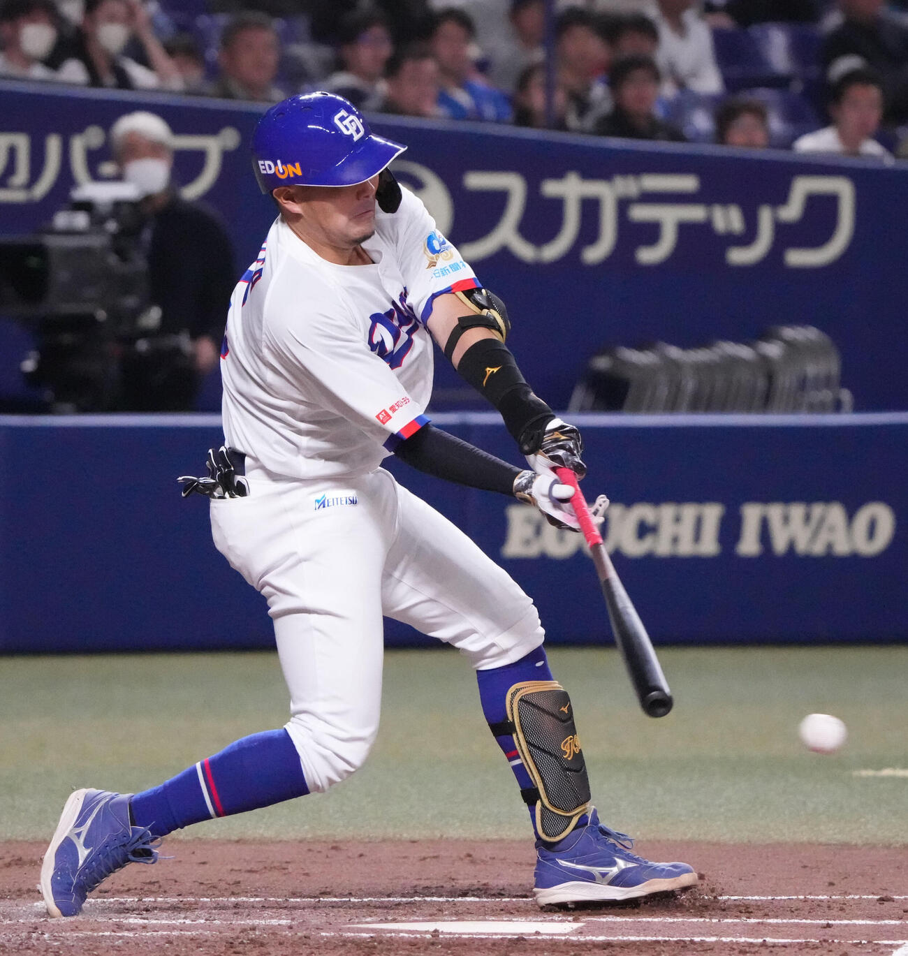 中日対ロッテ　2回裏中日無死満塁、遊撃適時打を放つ木下（撮影・森本幸一）