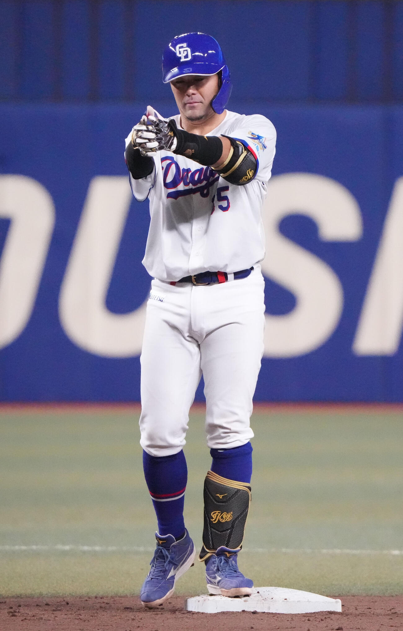 中日対ロッテ　4回裏中日1死一塁、左翼適時二塁打を放ちベンチへ向かってアピールする木下（撮影・森本幸一）