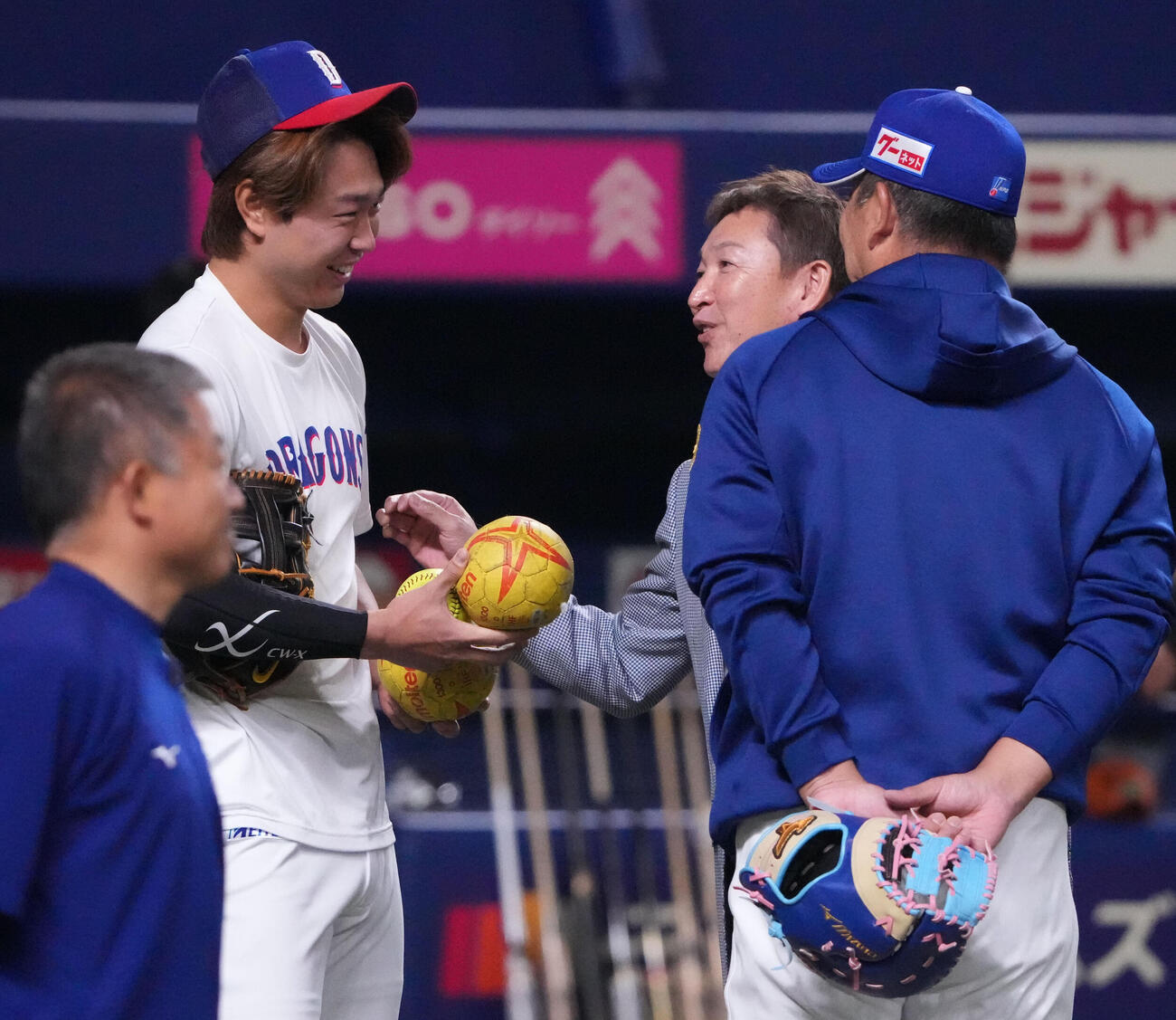 中日対ロッテ　試合前、高橋宏と言葉を交わす立浪和義氏（中央）右は井上監督（撮影・森本幸一）
