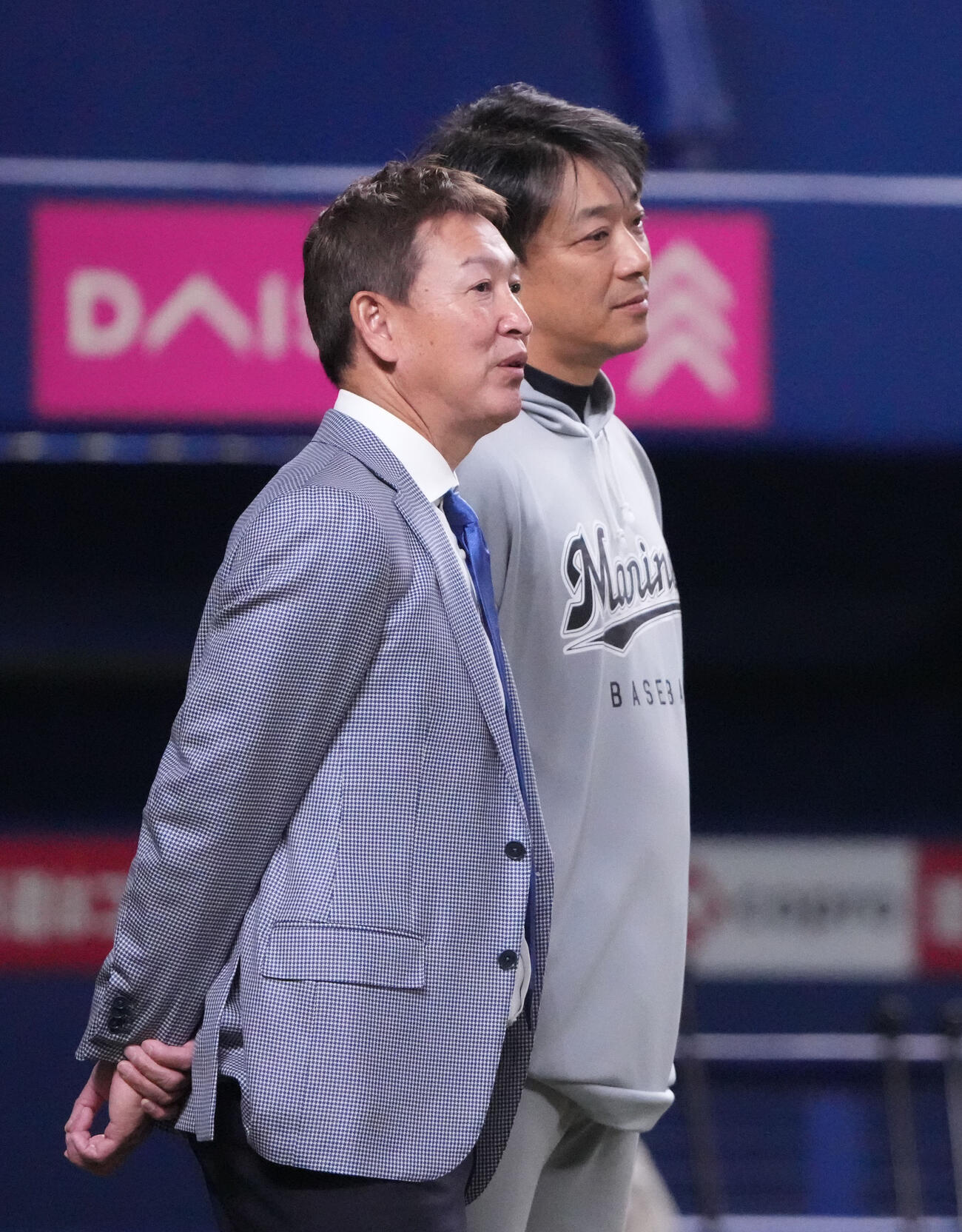 中日対ロッテ　試合前、サブロー監督（右）と言葉を交わす立浪和義氏（撮影・森本幸一）