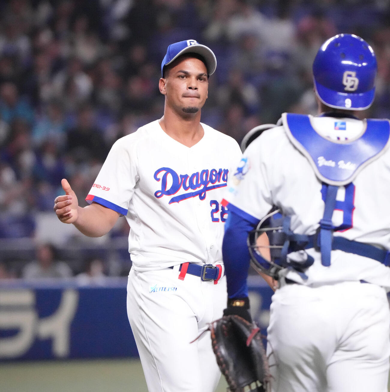 中日対ロッテ　試合終了、アブレウ（左）は石伊とタッチを交わす　（撮影・森本幸一）