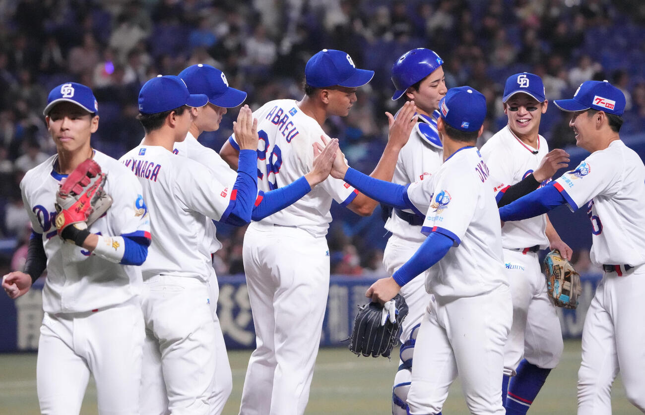 中日対ロッテ　試合終了、アブレウ（左から4人目）はナインとタッチを交わす（撮影・森本幸一）