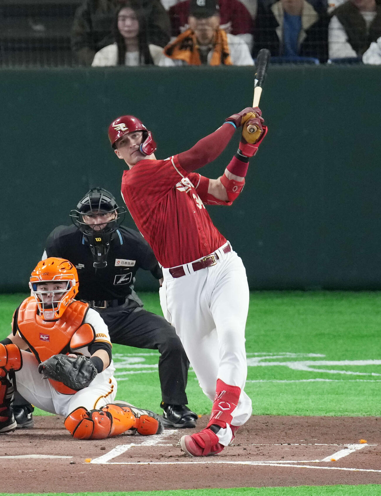 巨人対楽天　1回表楽天1死一、三塁、適時二塁打を放つマッカスカー（撮影・増田悦実）