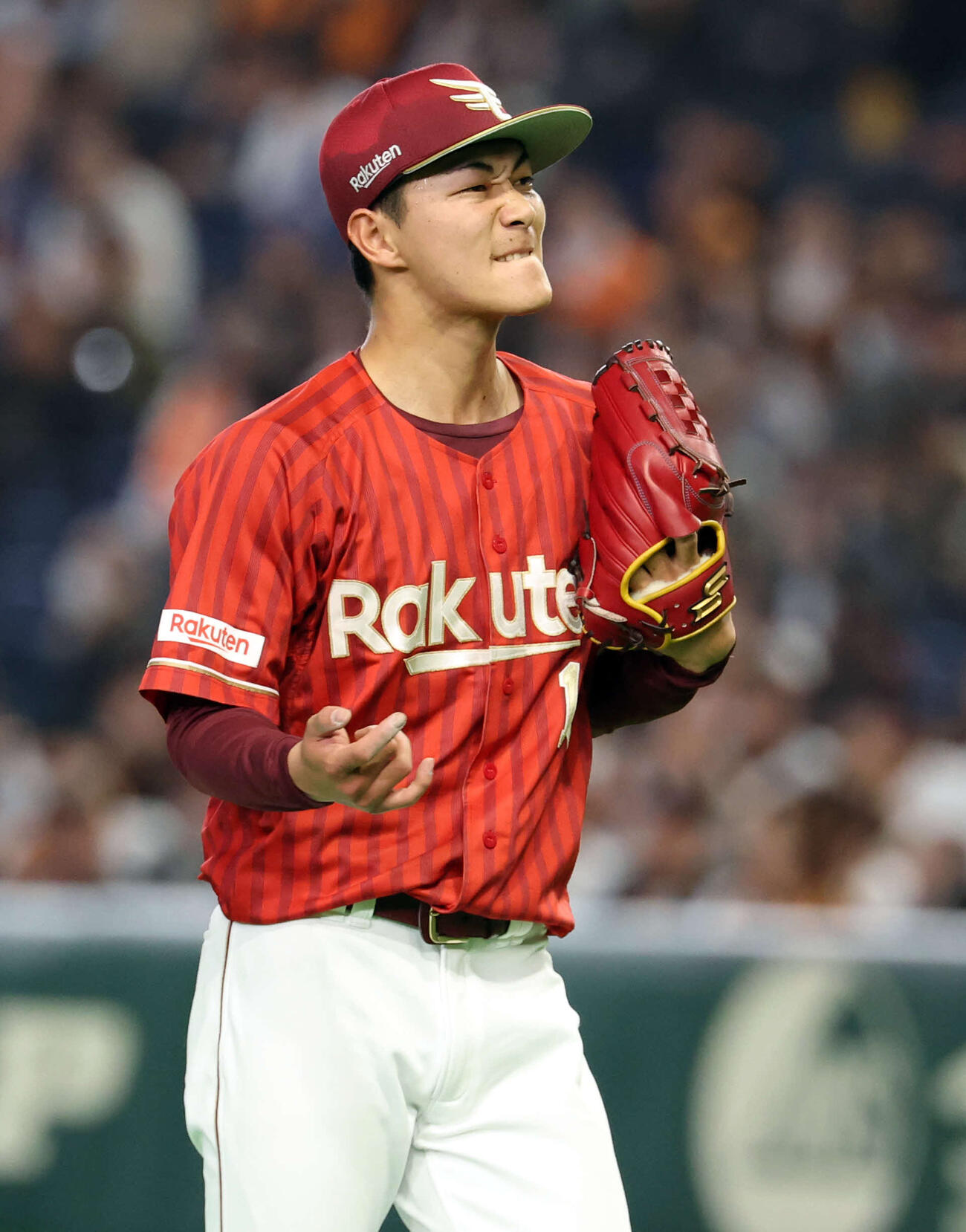 巨人対楽天　2回裏巨人2死満塁のピンチをしのぐも悔しそうな藤原（撮影・浅見桂子）