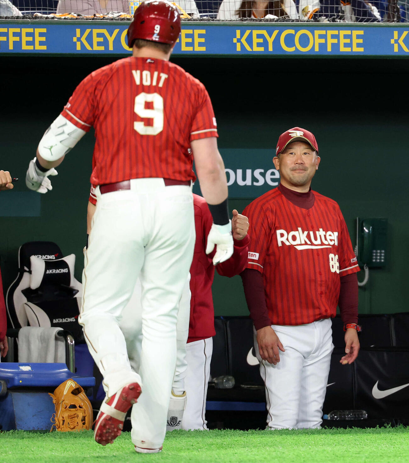 巨人対楽天　4回表楽天1死、ソロ本塁打を放ったボイト（手前）を笑顔で迎える三木監督（撮影・浅見桂子）