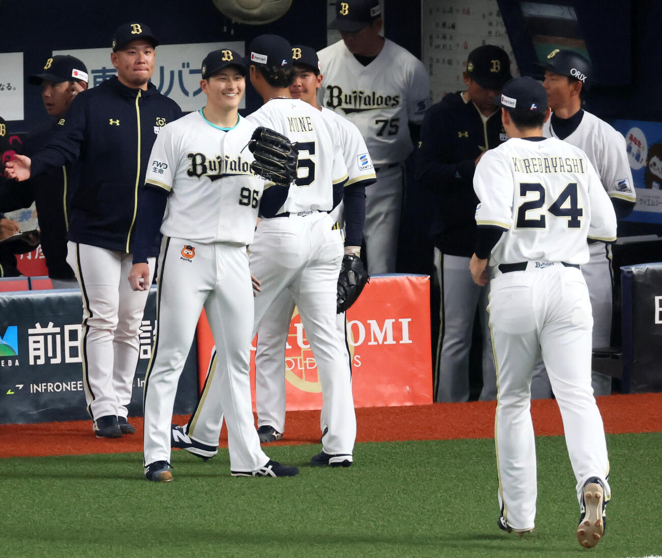 オリックス対阪神　4回表を終え笑顔でナインを迎えるオリックス先発の高島（撮影・加藤哉）