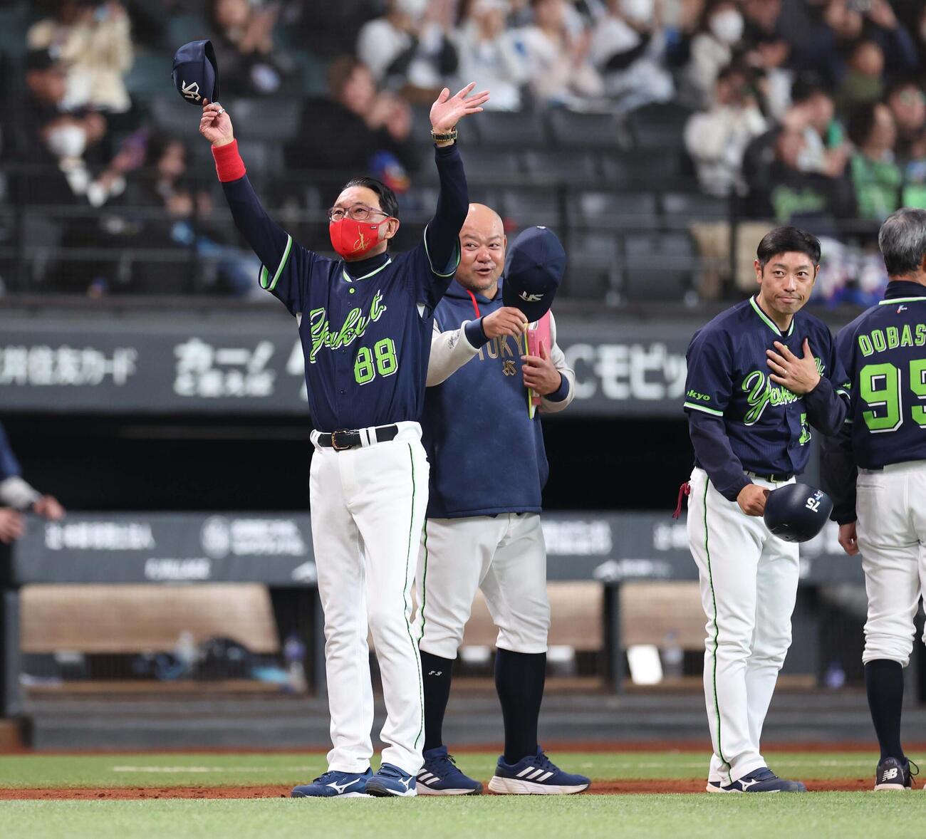 日本ハム対ヤクルト　試合後、スタンドに向かって手を振る池山監督（撮影・黒川智章）