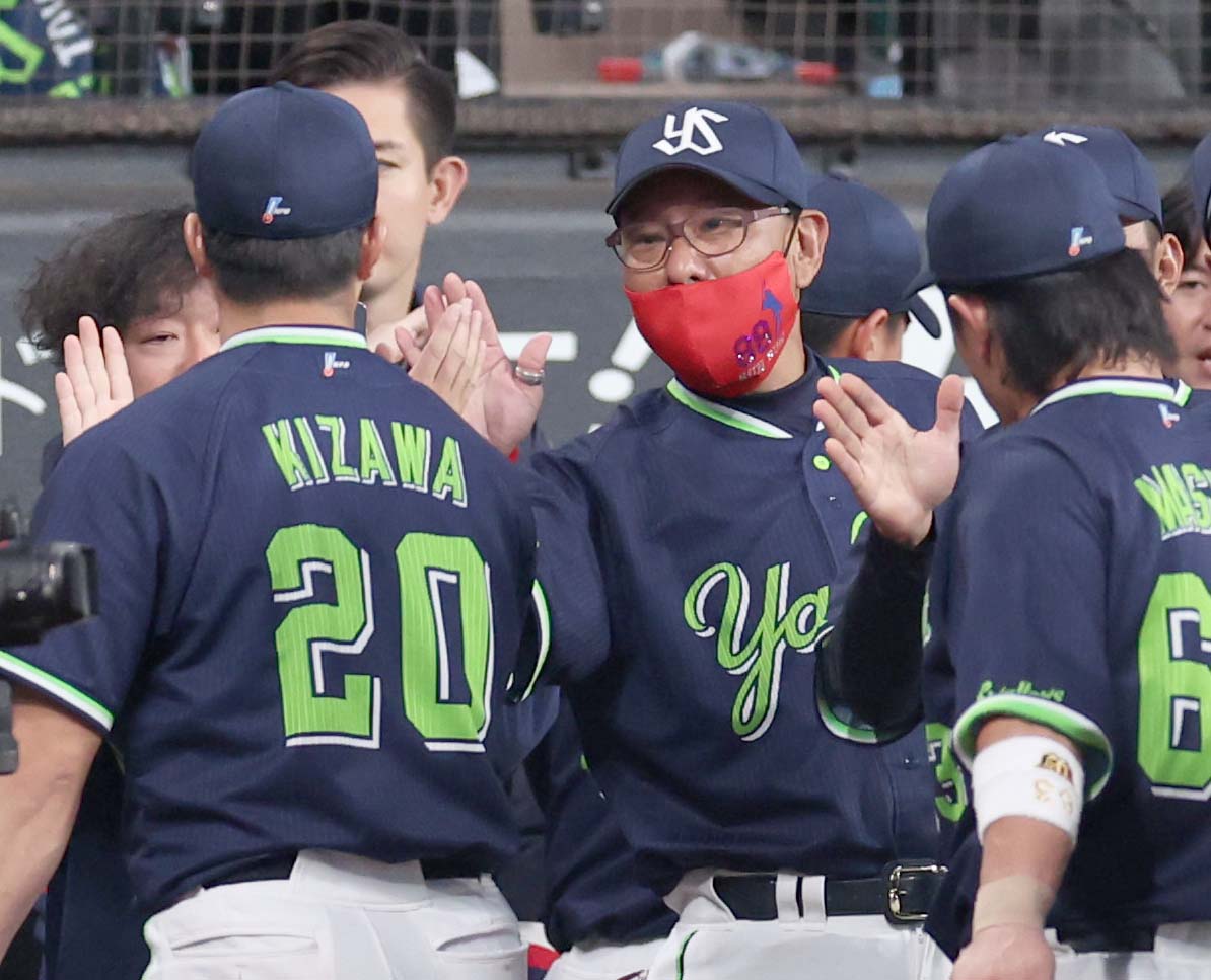 日本ハム対ヤクルト　試合後、ナインを出迎える池山監督（撮影・黒川智章）