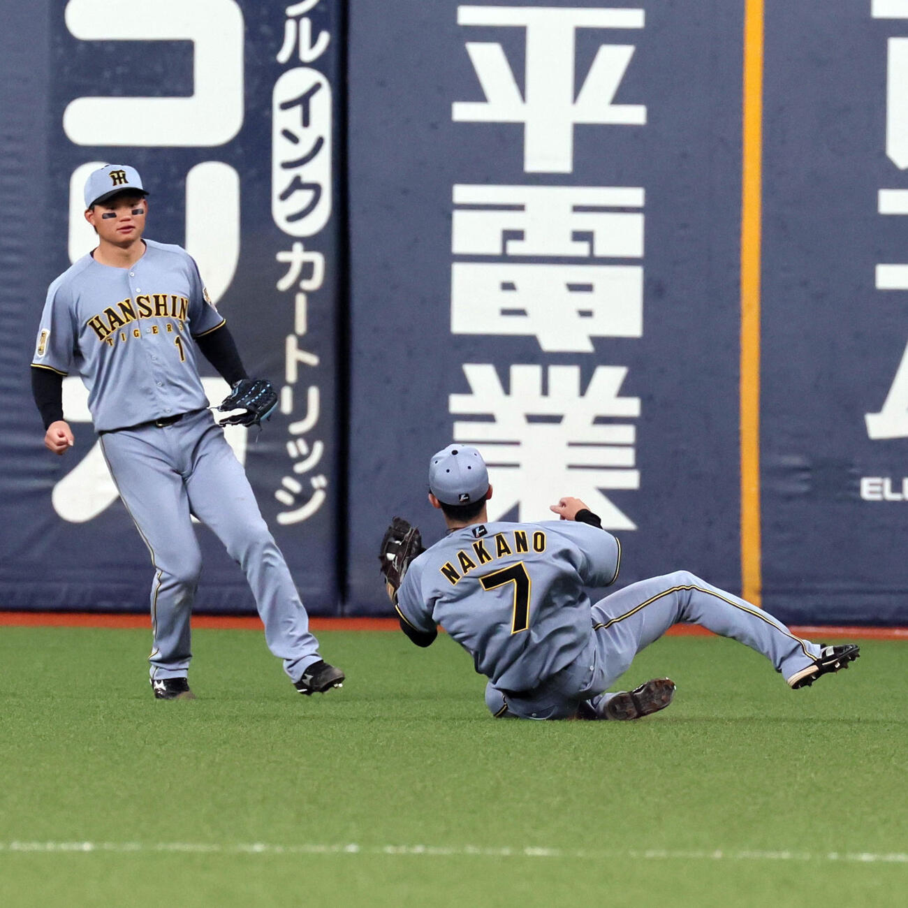 オリックス対阪神　2回裏オリックス無死、中野は太田の飛球を好捕する。後方は森下（撮影・宮崎幸一）