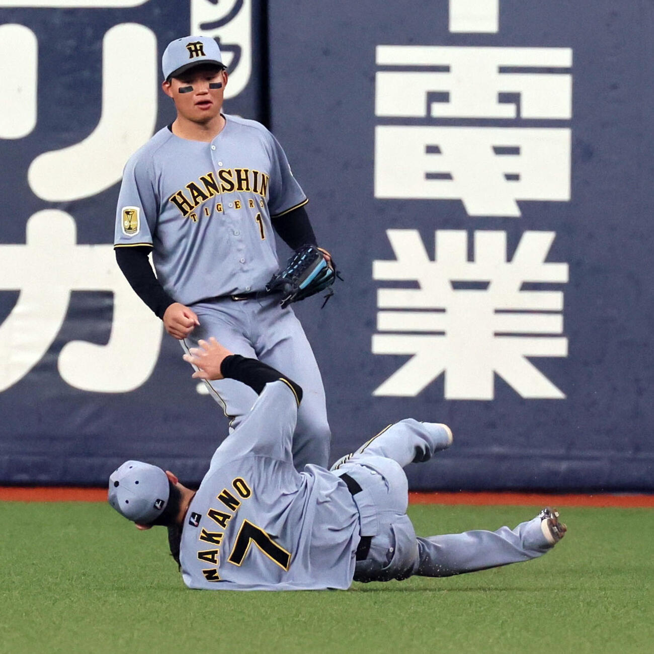 オリックス対阪神　2回裏オリックス無死、中野は太田の飛球を好捕する。後方は森下（撮影・宮崎幸一）