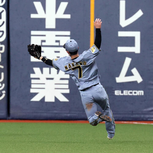 阪神】中野拓夢、新背番号「7」見せながら打球好捕「打った瞬間ライト