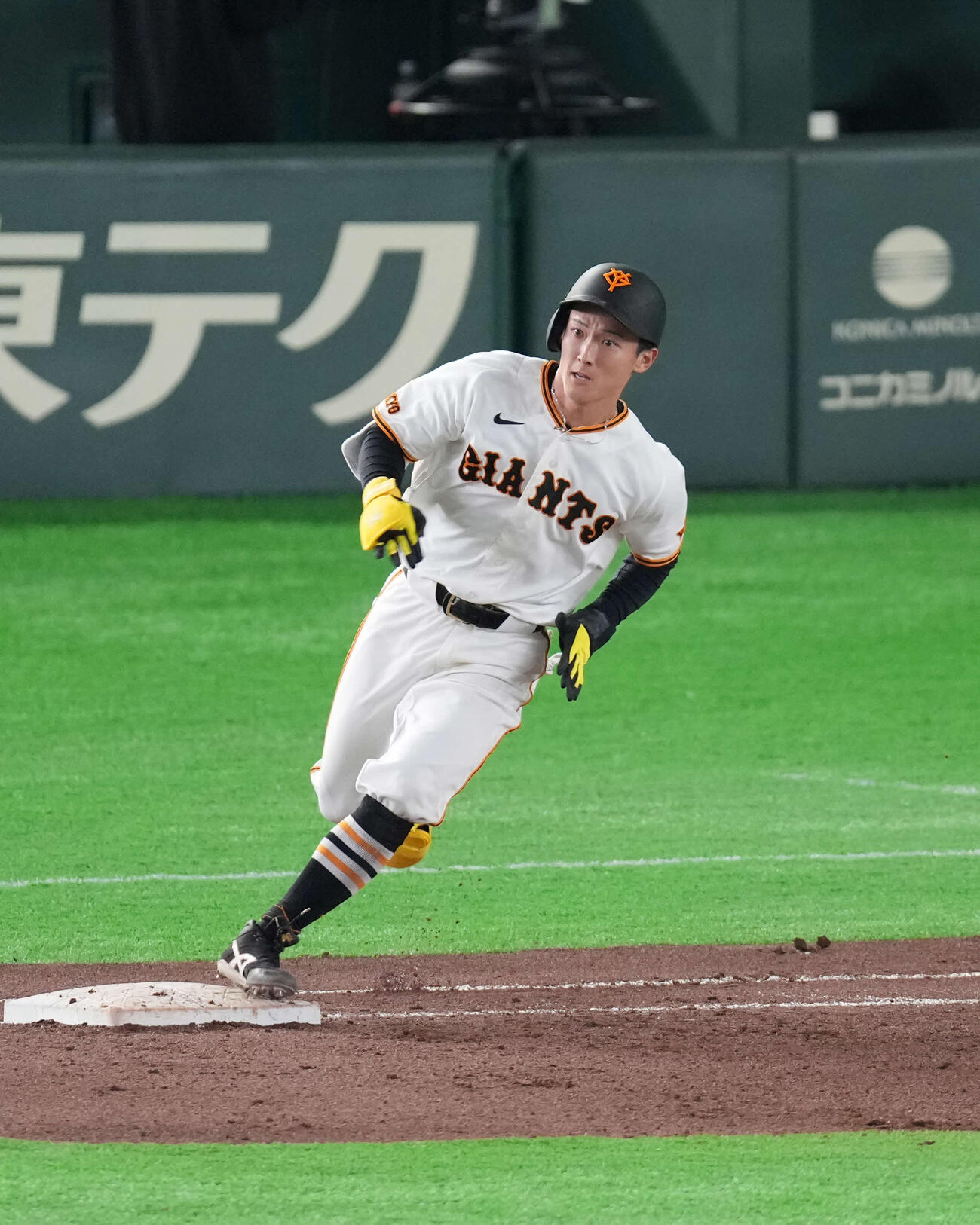 巨人対楽天　6回裏巨人1死一塁、適時三塁打を放つ浦田。投手は中込（撮影・増田悦実）