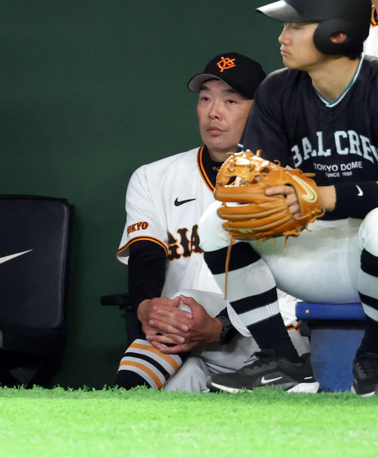 巨人対楽天　ベンチで厳しい表情の巨人阿部監督（撮影・浅見桂子）