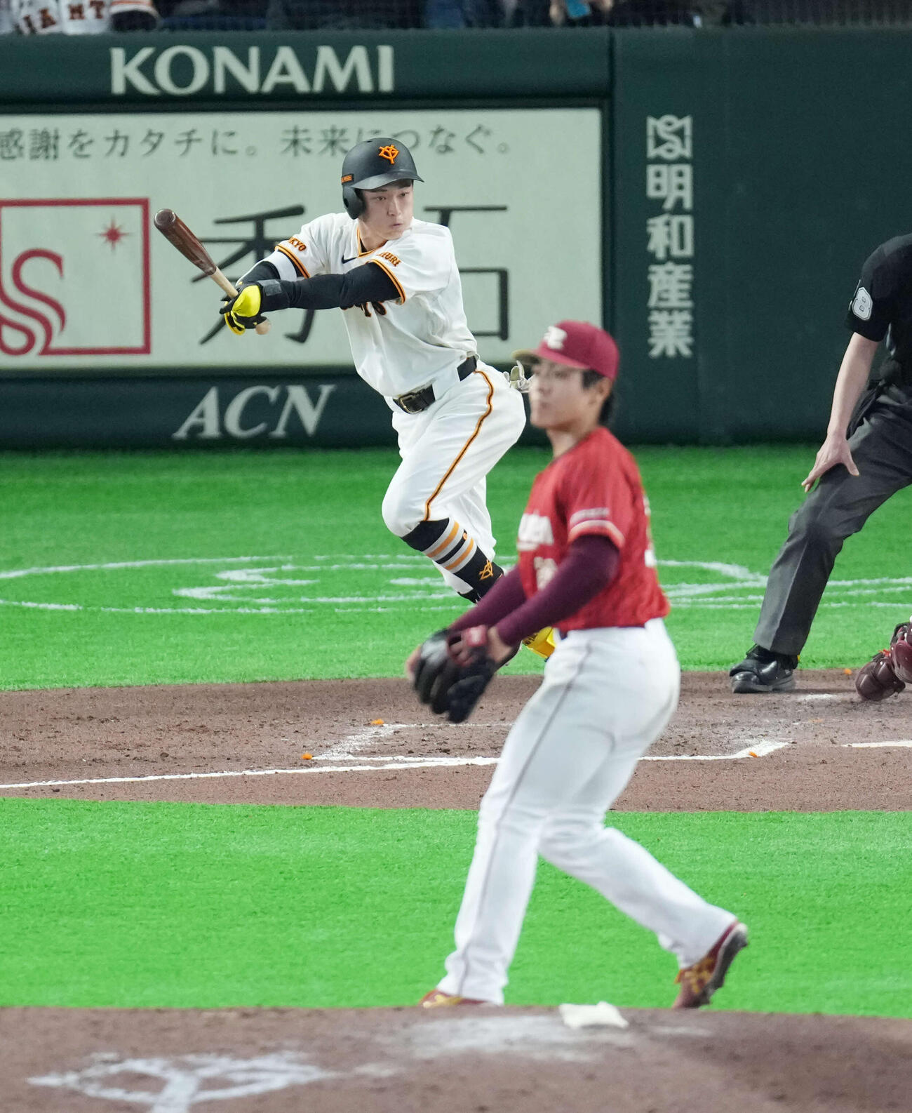 巨人対楽天　6回裏巨人1死一塁、適時三塁打を放つ浦田。投手は中込（撮影・増田悦実）
