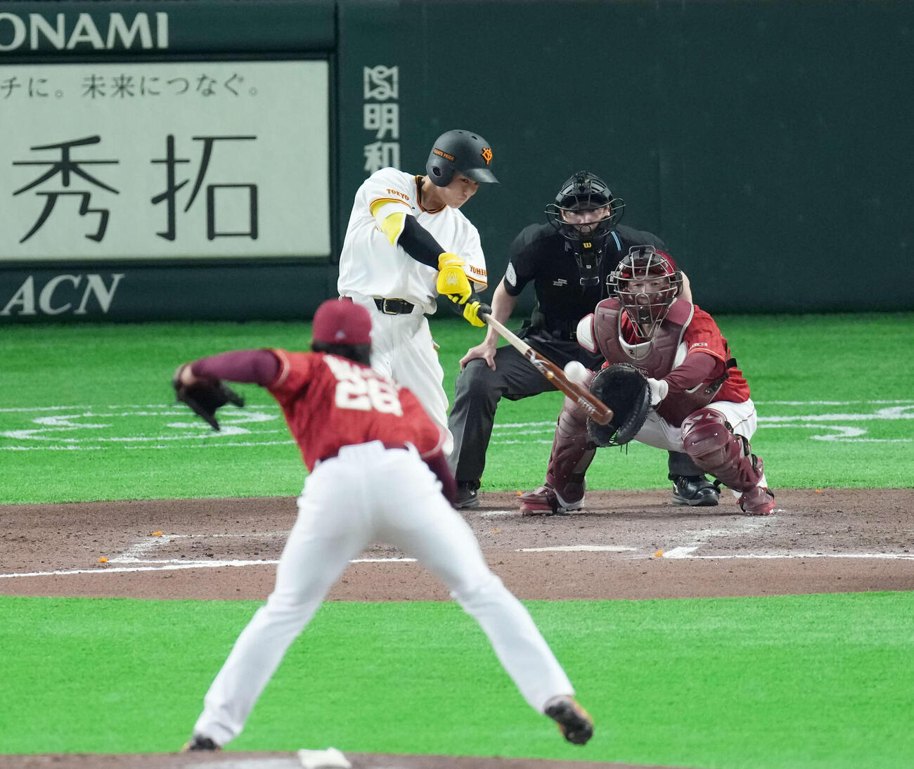 巨人対楽天　6回裏巨人1死一塁、適時三塁打を放つ浦田。投手は中込（撮影・増田悦実）