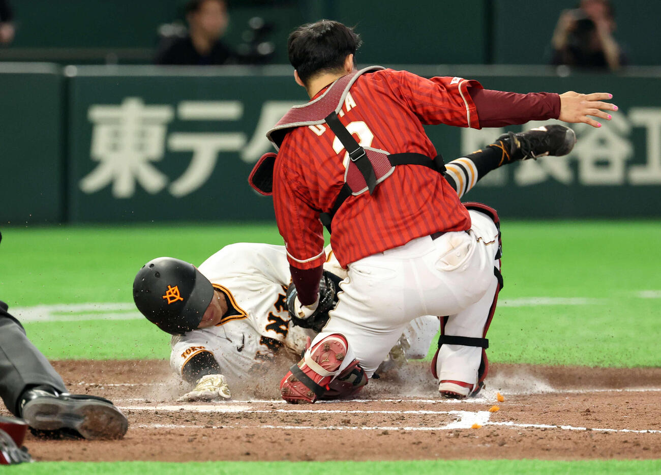 巨人対楽天　6回裏巨人1死三塁、増田陸の左飛タッチアップで本塁を突いた浦田だが相手好返球に阻まれる。捕手太田（撮影・浅見桂子）