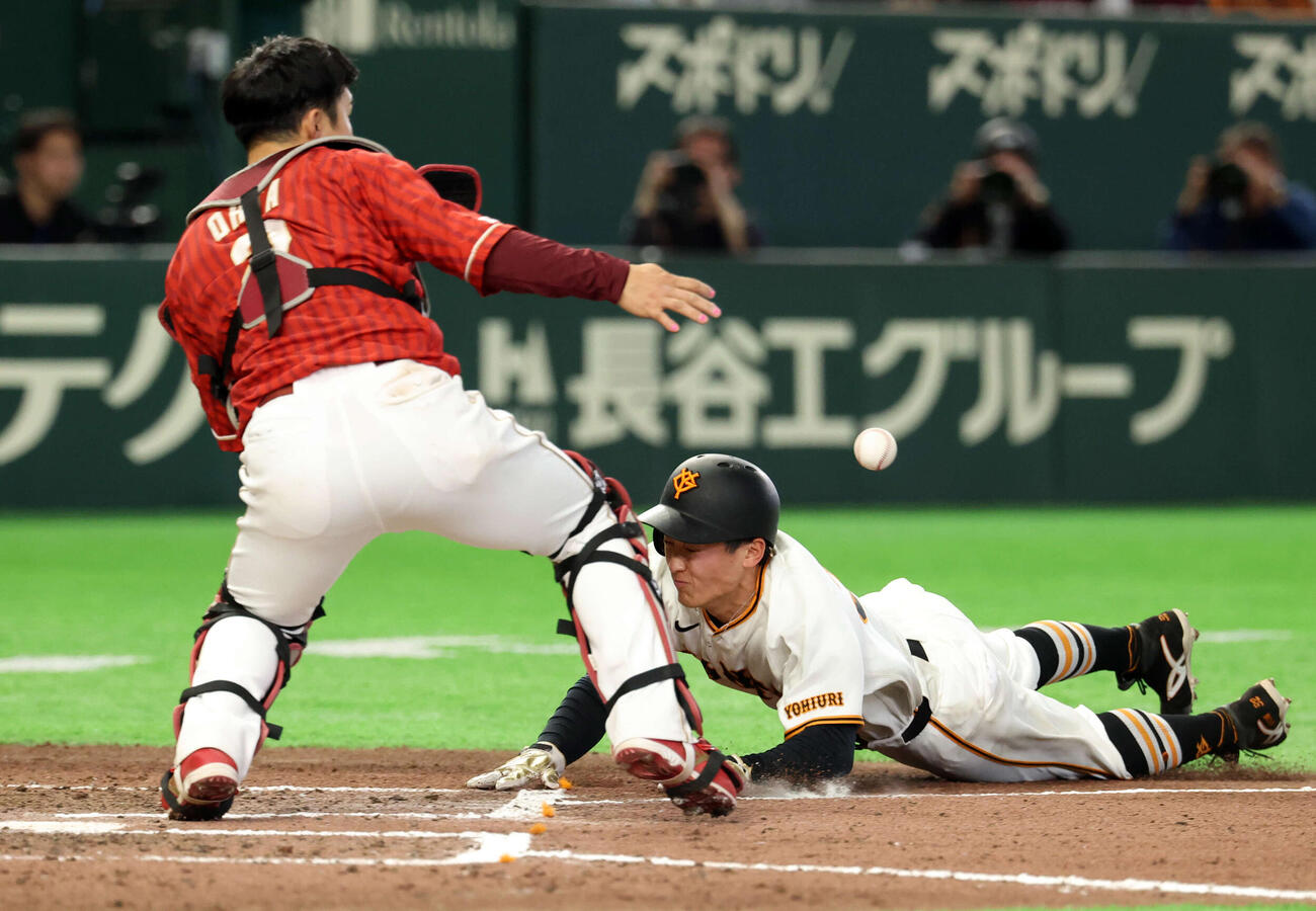 巨人対楽天　6回裏巨人1死三塁、増田陸の左飛タッチアップで本塁を突いた浦田だが相手好返球に阻まれる。捕手太田（撮影・浅見桂子）