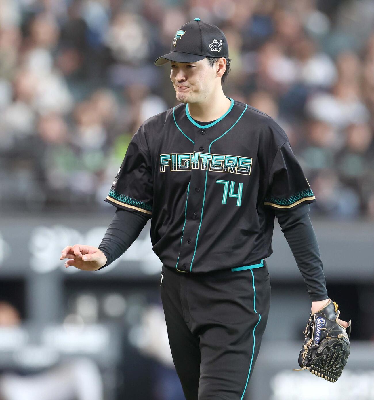 日本ハム対ヤクルト　3回表、打者を3人で抑える有原（撮影・黒川智章）