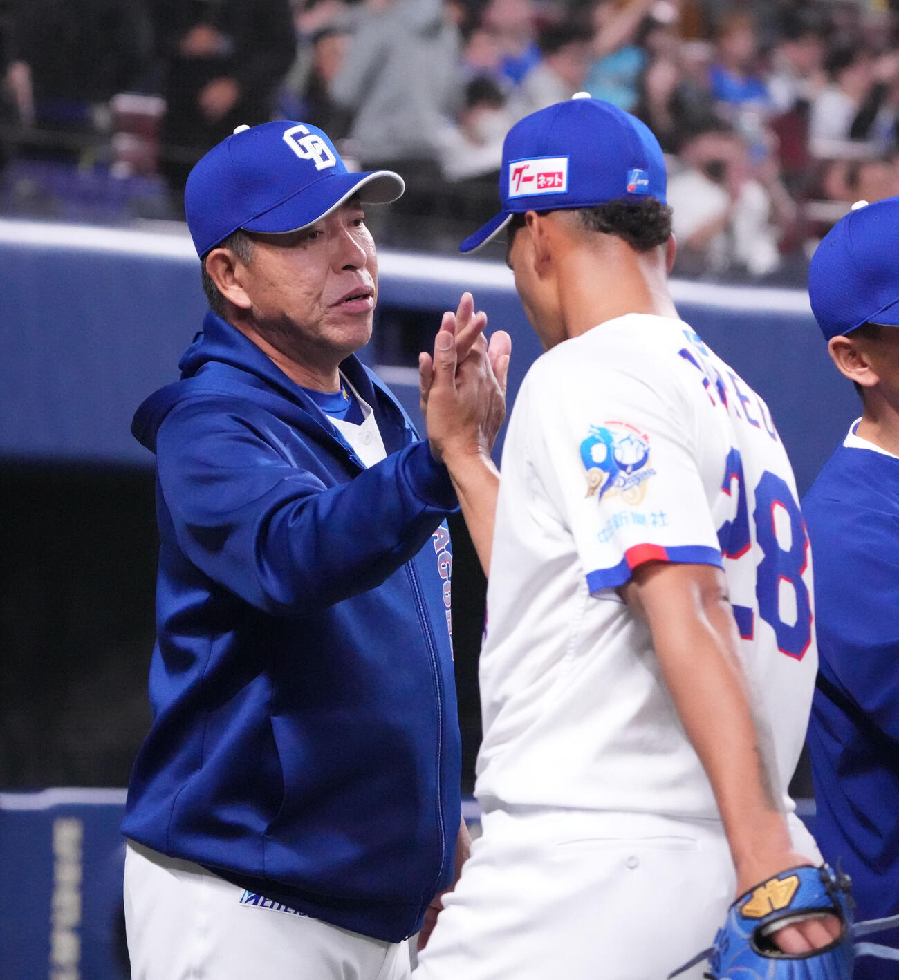 中日対ロッテ　試合終了、井上監督（左）はアブレウとタッチを交わす（撮影・森本幸一）