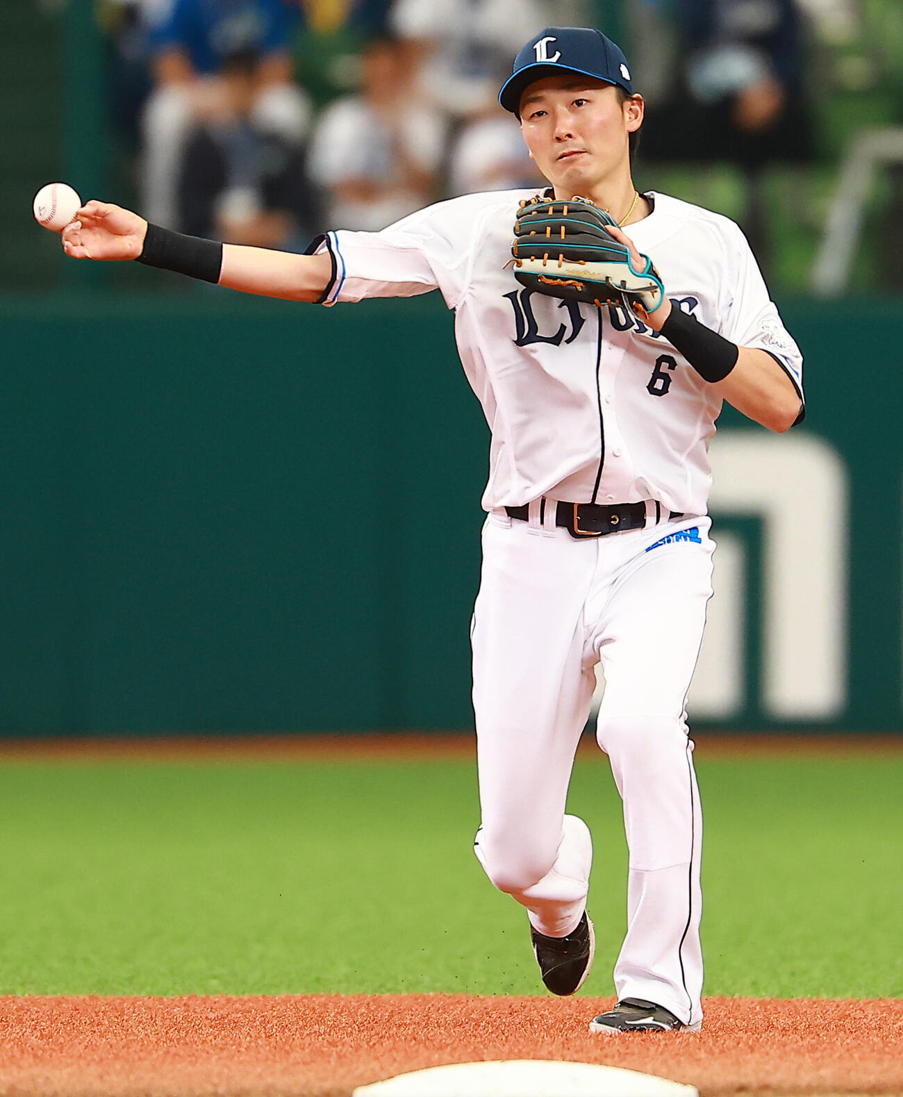 西武対DeNA 3回表DeNA1死、石田裕太郎の遊ゴロを処理する源田（撮影・野上伸悟）