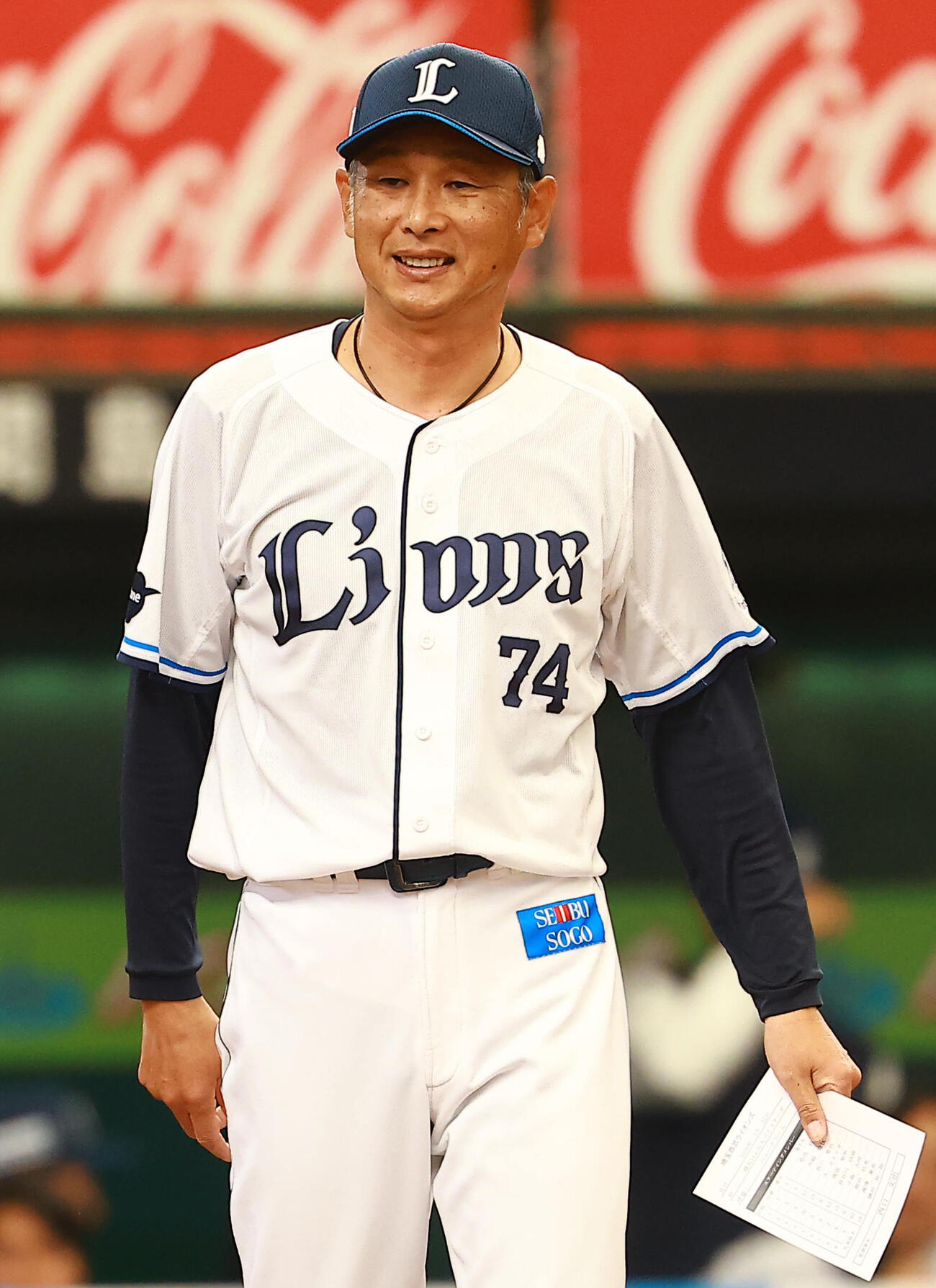 西武対DeNA　メンバー表の最終確認を行う西武西口監督（撮影・野上伸悟）