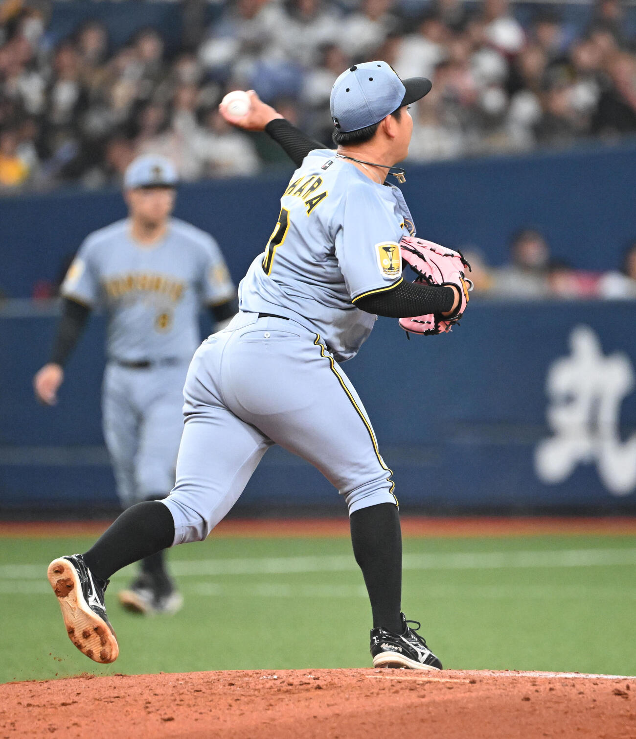 オリックス対阪神　3回裏オリックス無死一塁、紅林を投ゴロ併殺とする伊原（撮影・和賀正仁）