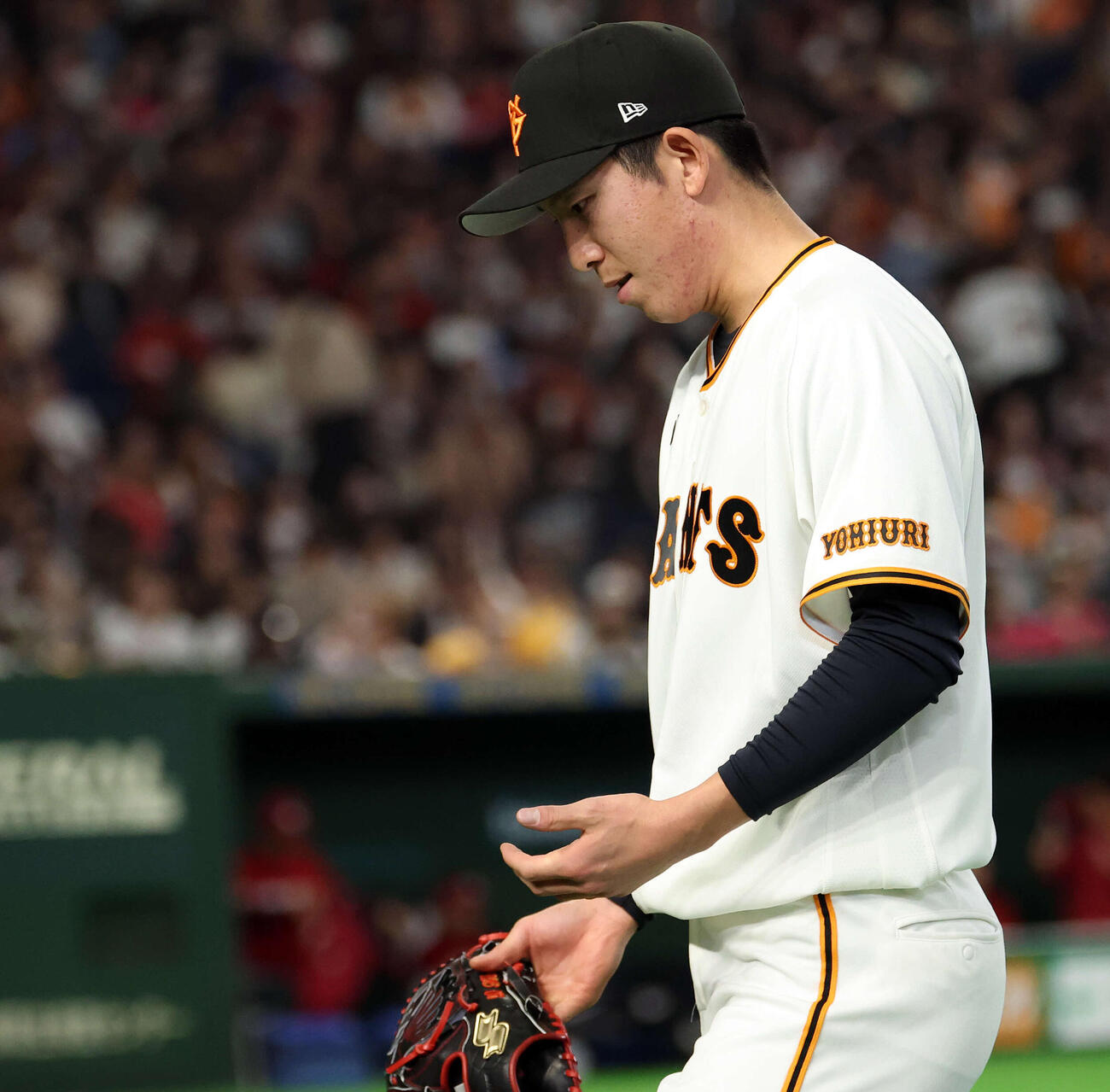 巨人対楽天　5回表楽天に4点を追加され、がっくりとベンチに引き揚げる戸郷（撮影・浅見桂子）