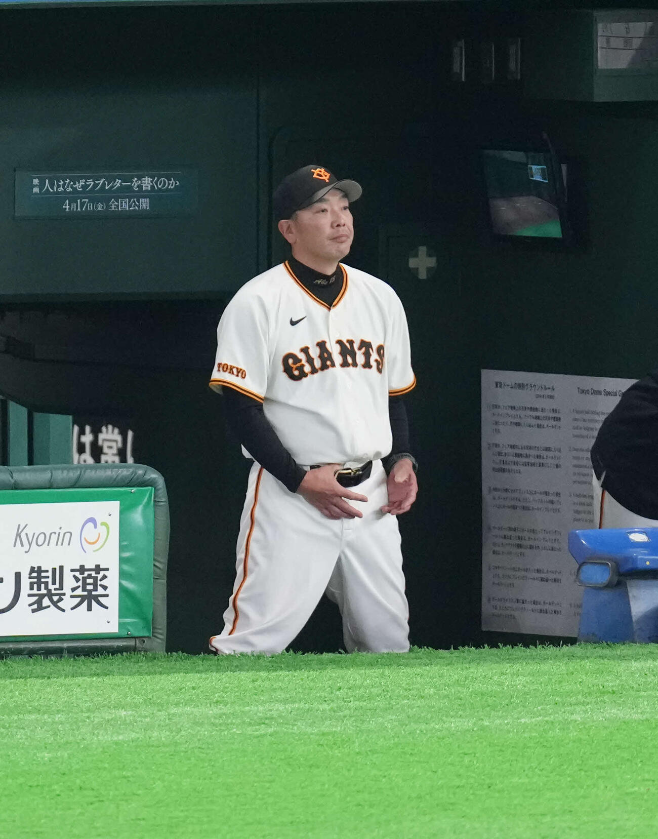 巨人対楽天　戦況を見守る巨人阿部監督（撮影・増田悦実）