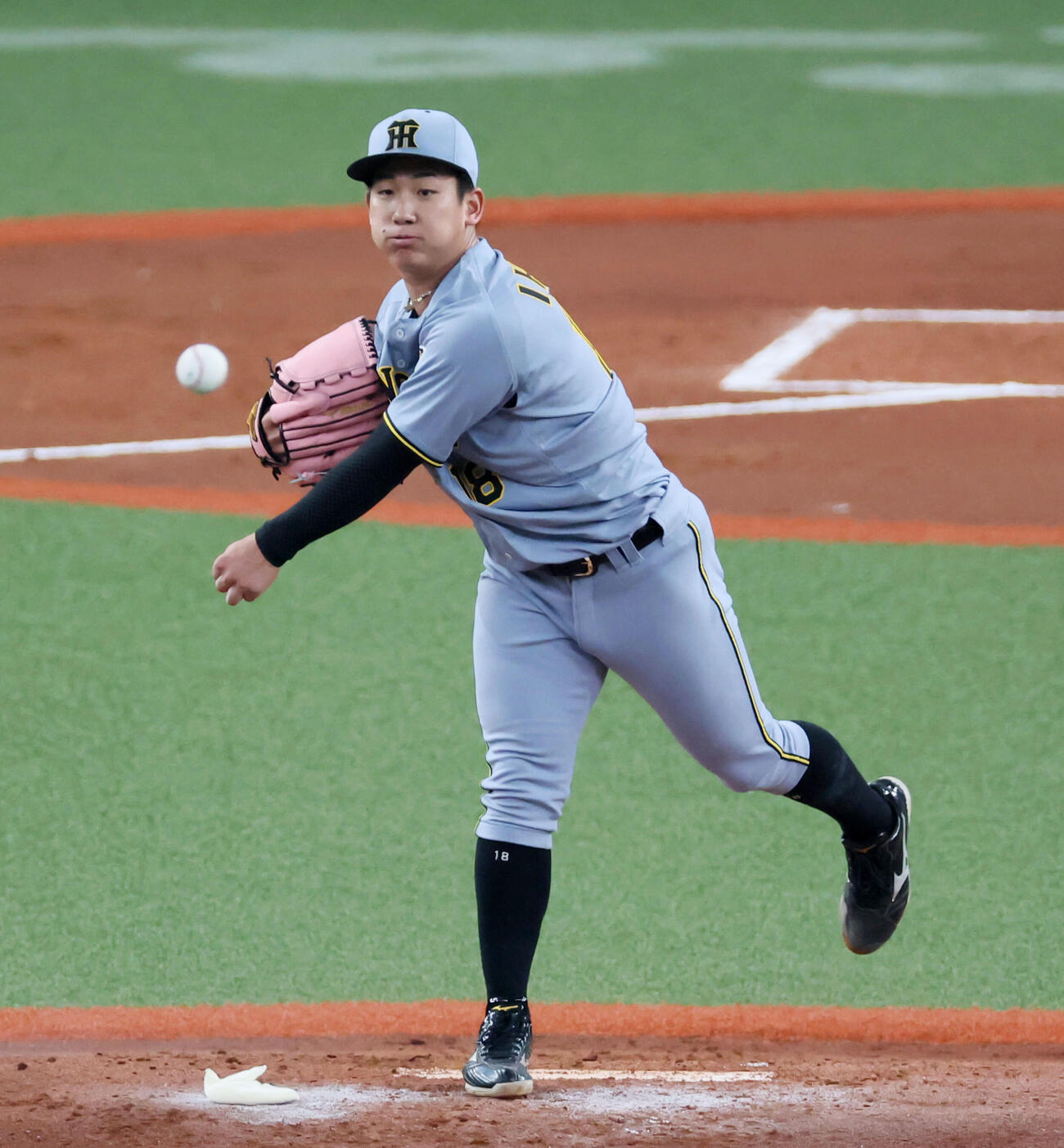 オリックス対阪神　2回裏オリックス1死二塁、伊原は二走杉本をけん制で刺す（撮影・加藤哉）