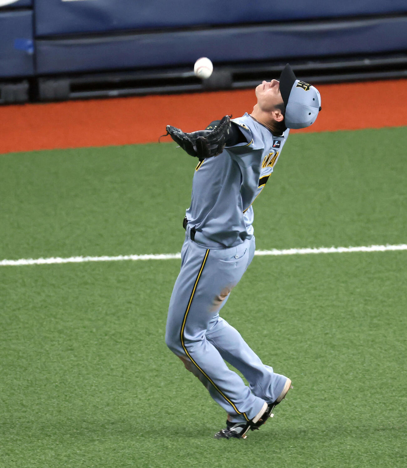 オリックス対阪神　2回裏オリックス無死、中野は太田の飛球を背走で好捕（撮影・加藤哉）
