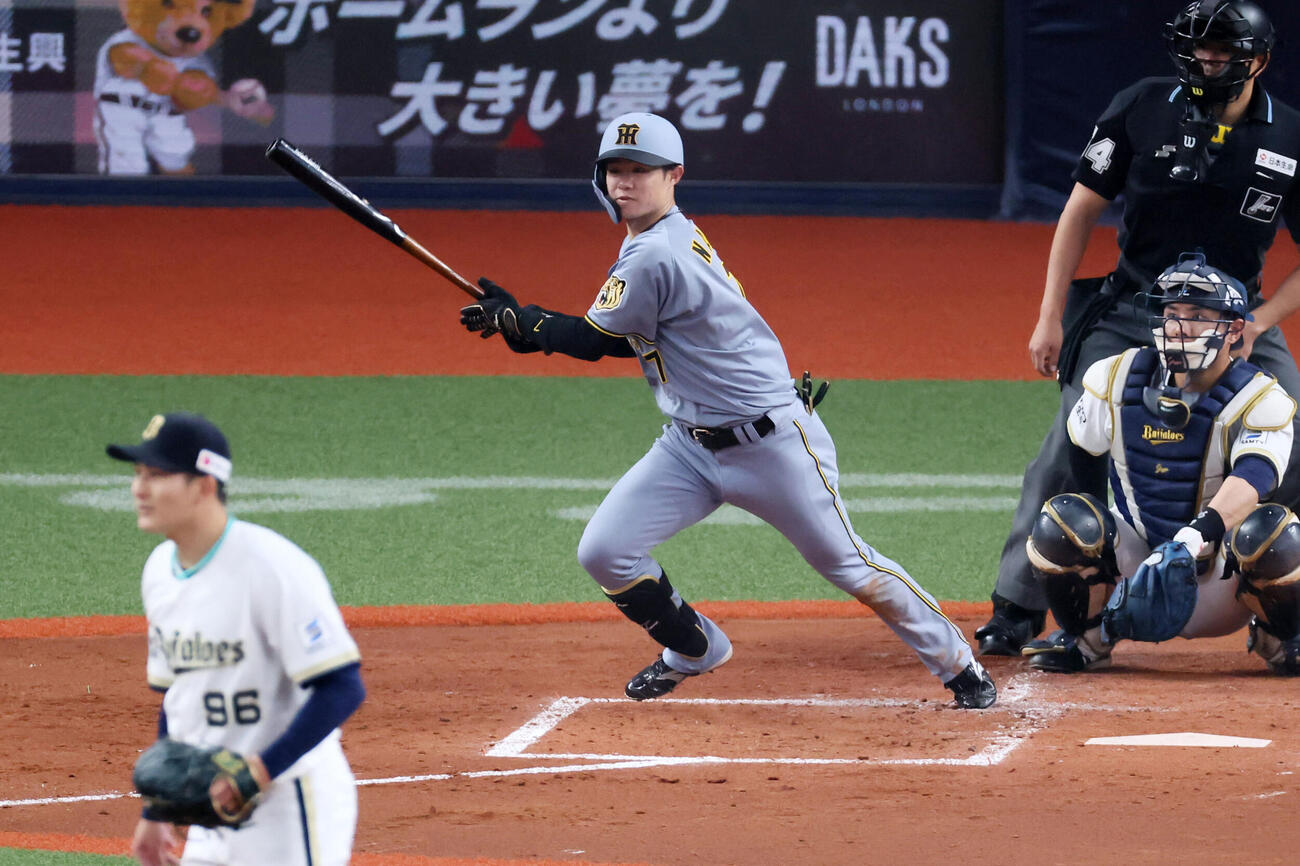 オリックス対阪神　4回表阪神無死、中野は右前打を放つ。投手高島（撮影・加藤哉）