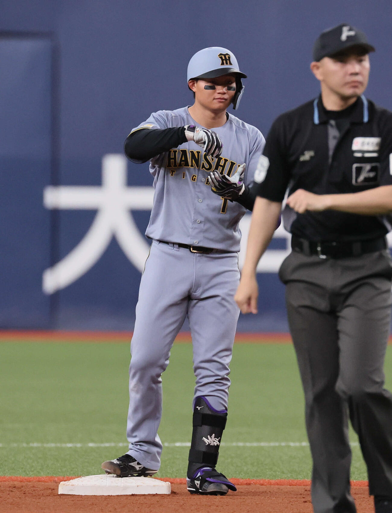 オリックス対阪神　6回表阪神1死、森下は左越え二塁打を放ちお茶たてポーズ（撮影・宮崎幸一）