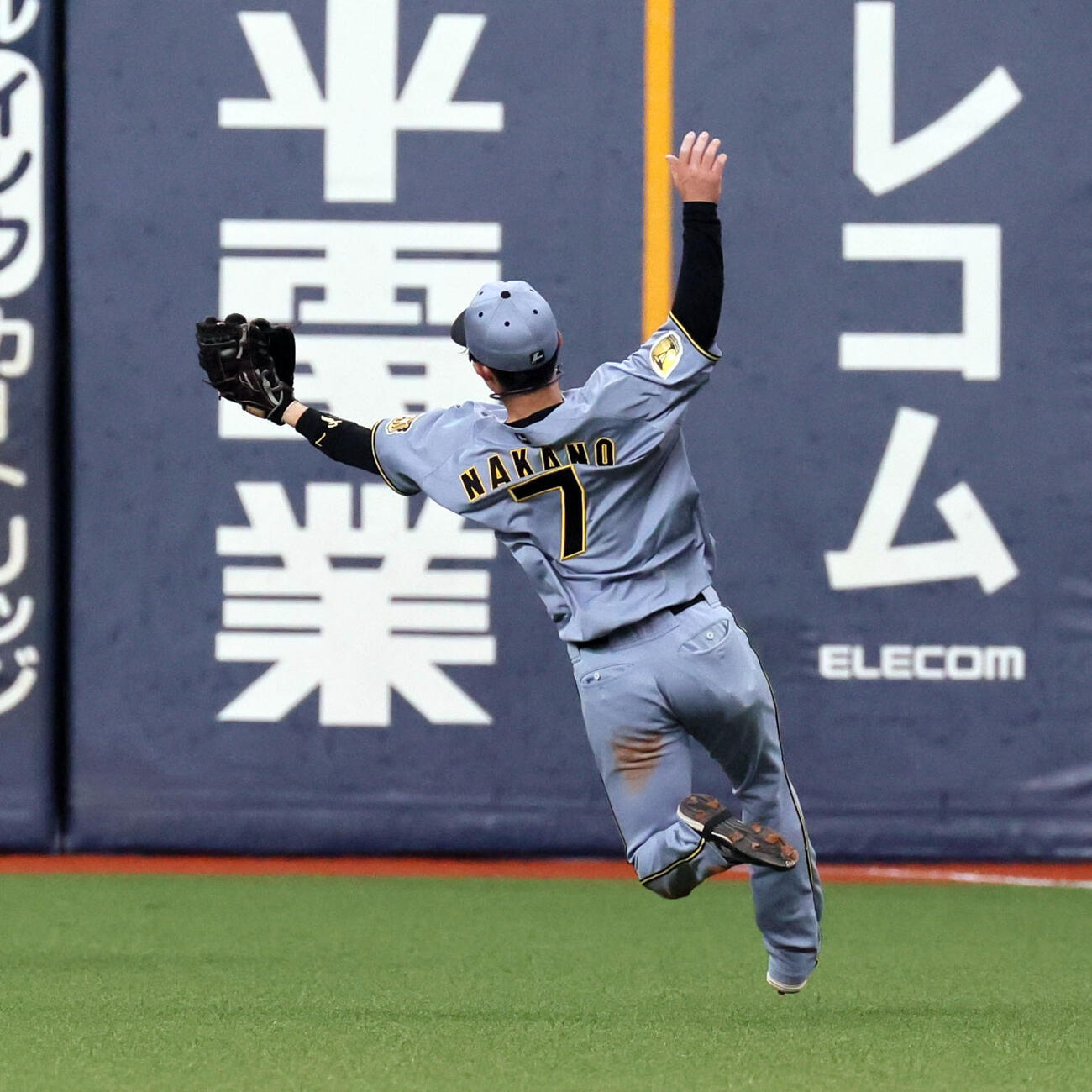 オリックス対阪神　2回裏オリックス無死、中野は太田の飛球を好捕する（撮影・宮崎幸一）