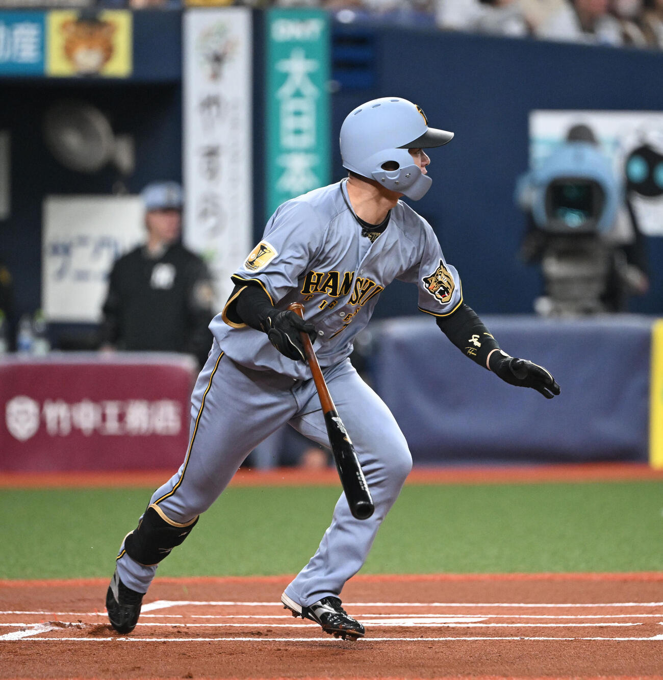 オリックス対阪神　1回表阪神1死、左中間に三塁打を放つ中野（撮影・和賀正仁）