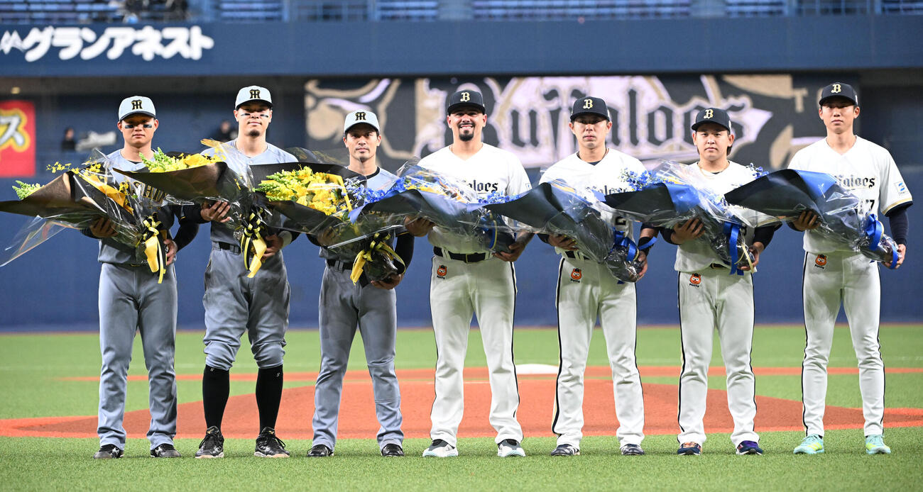 両球団からWBCに出場した左から阪神森下、佐藤、坂本、オリックス・マチャド、若月、宮城、曽谷に花束が贈呈された（撮影・和賀正仁）