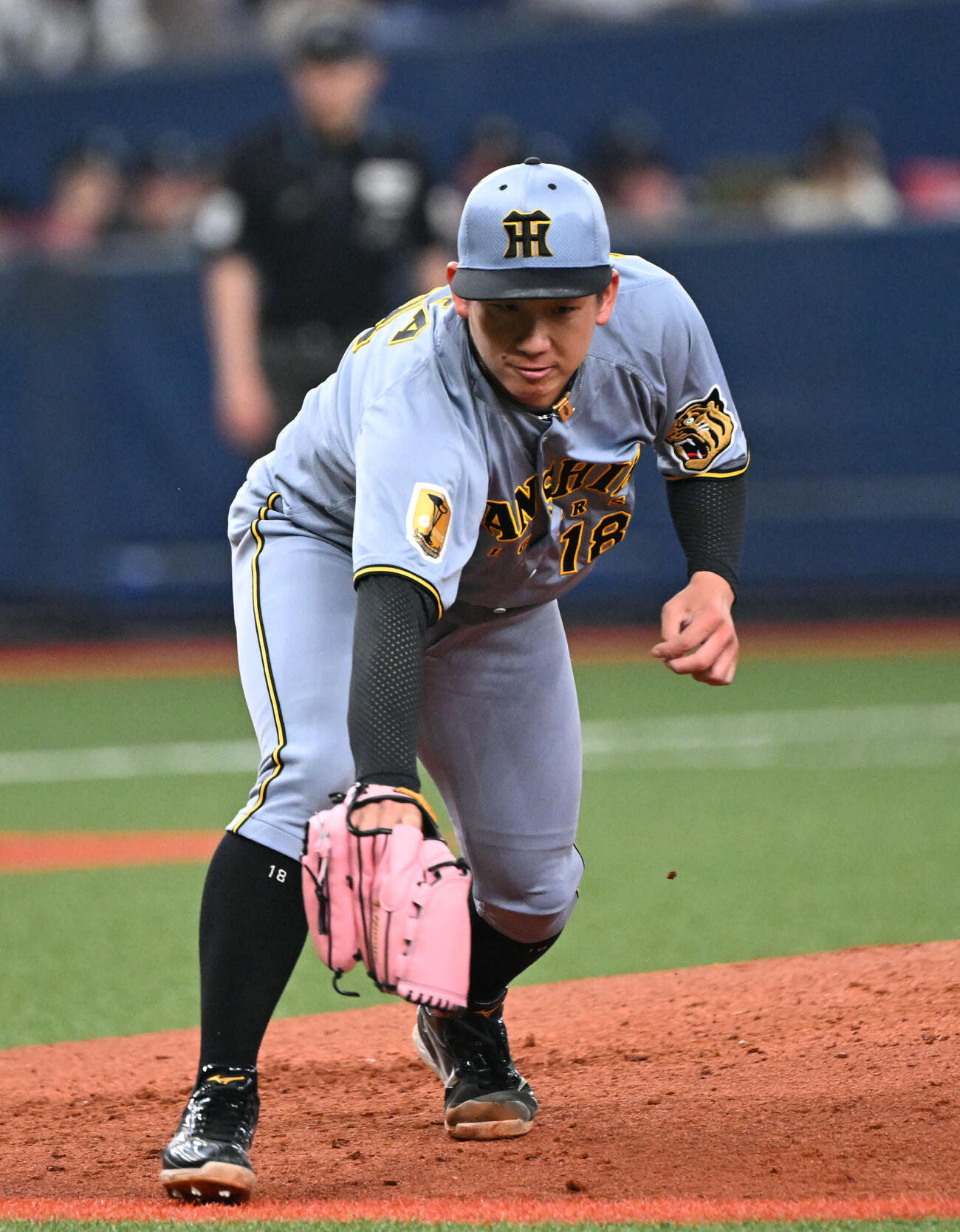 オリックス対阪神　4回裏オリックス無死、広岡を投ゴロに打ち取る伊原（撮影・和賀正仁）