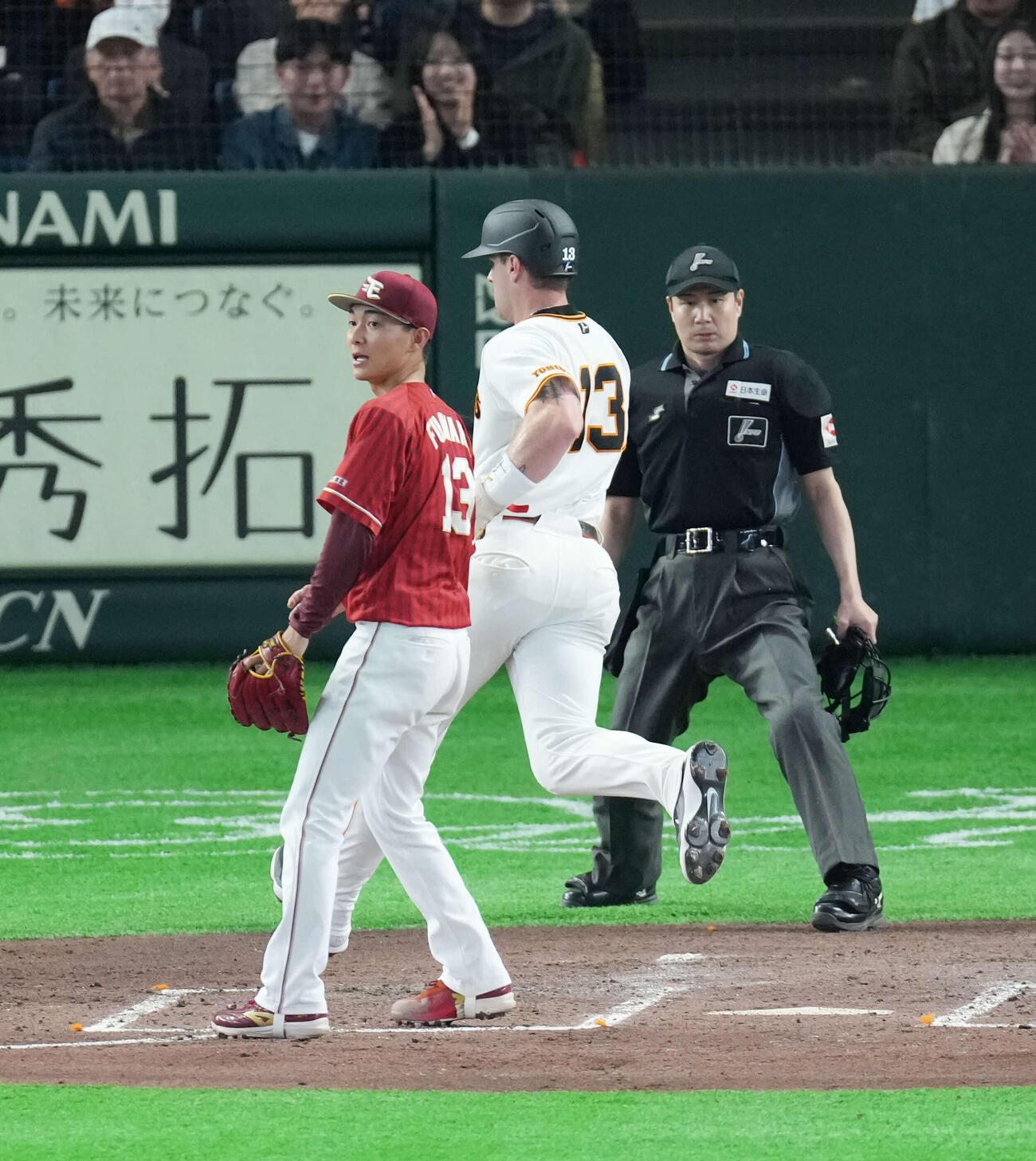 巨人対楽天　3回裏巨人1死一、三塁、自身の悪送球で得点を許す藤原（撮影・増田悦実）