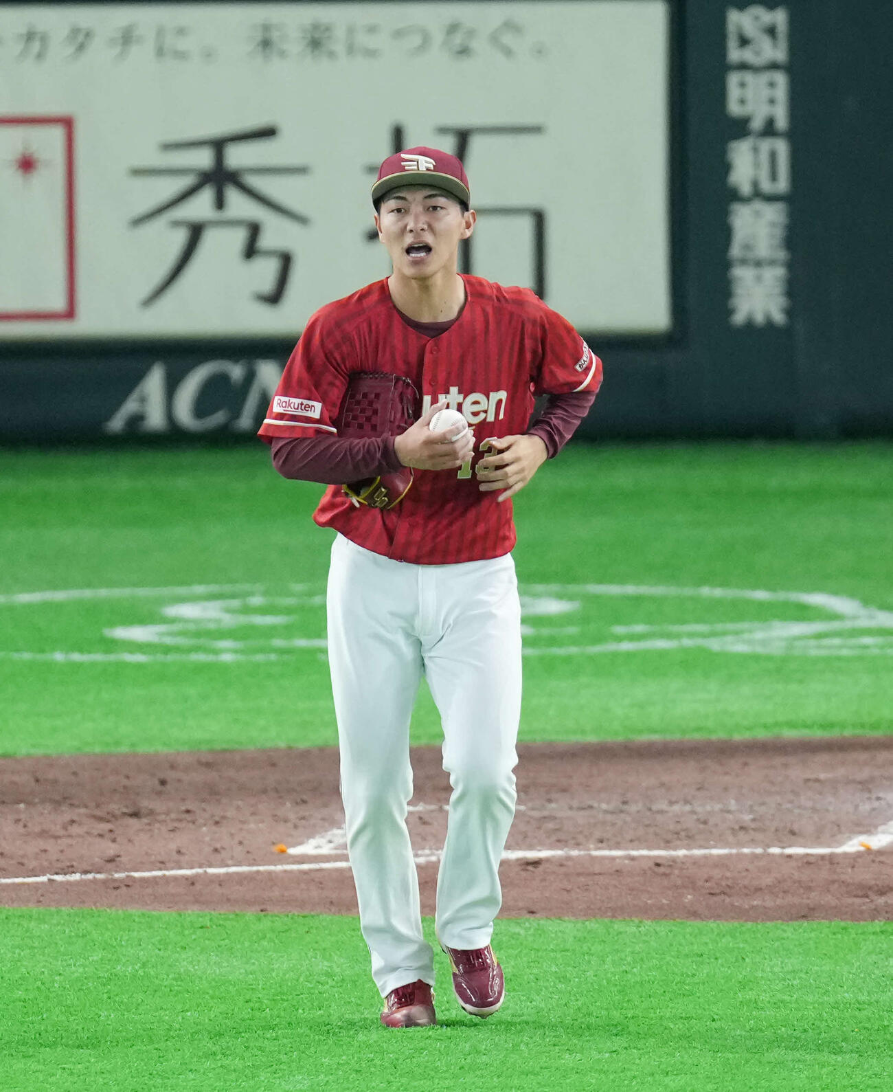 巨人対楽天　3回裏巨人1死一、三塁、自身の悪送球で得点を許し苦い表情をする藤原（撮影・増田悦実）
