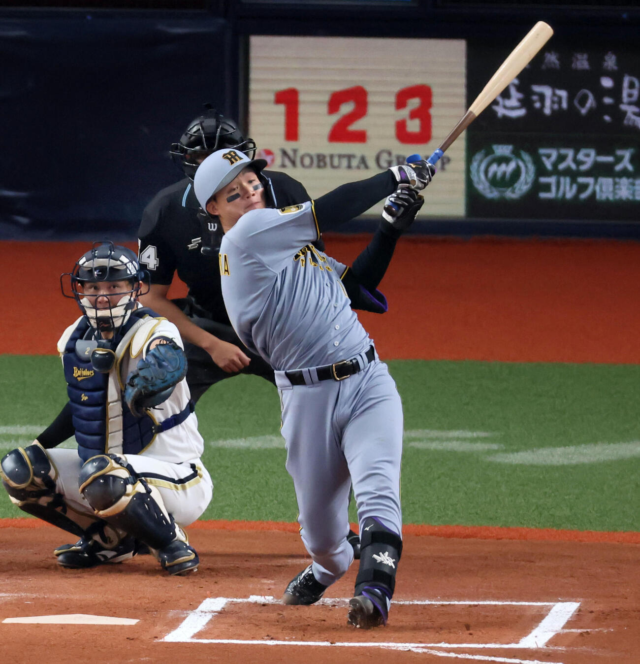 オリックス対阪神　6回表阪神1死、森下は左越え二塁打を放つ（撮影・加藤哉）