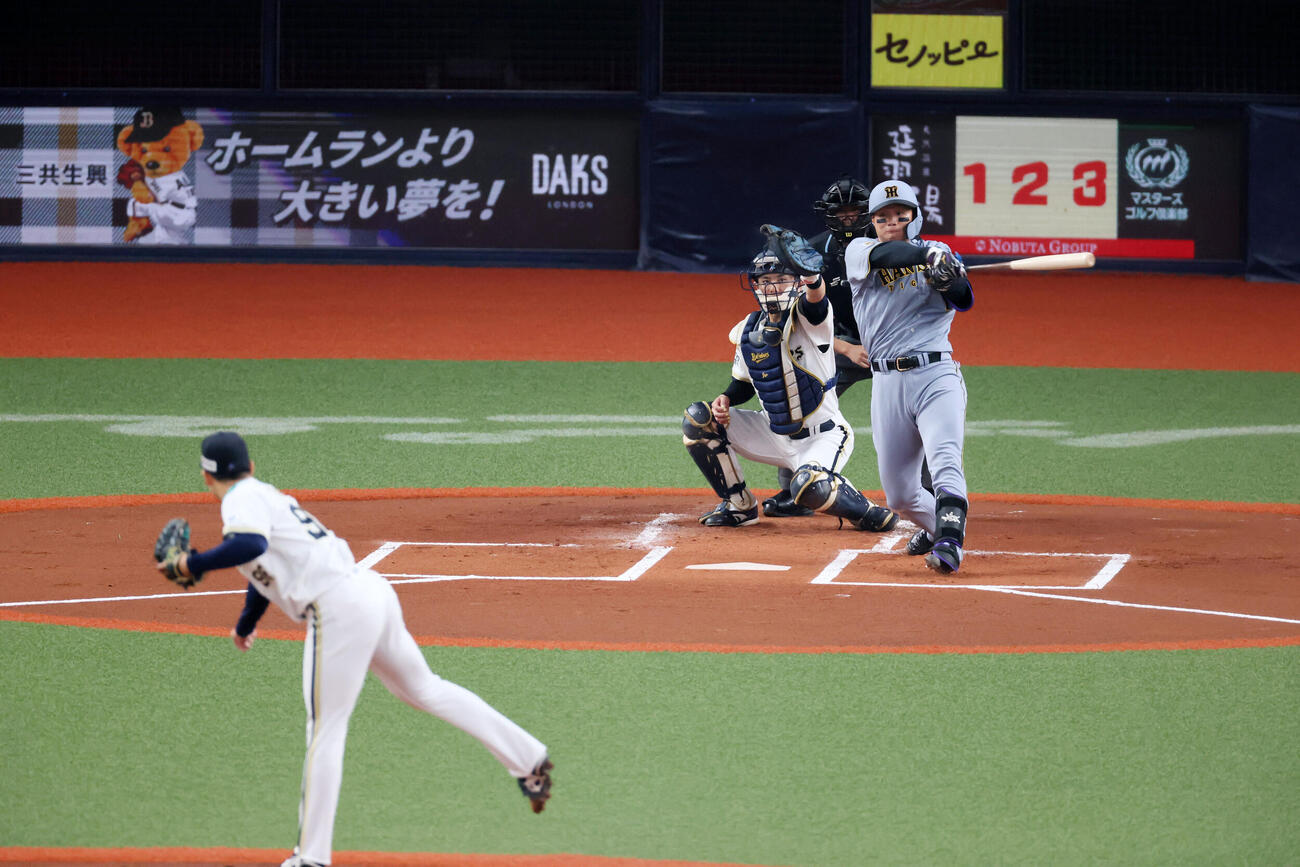 オリックス対阪神　1回表阪神1死三塁、三振に倒れる森下。投手高島（撮影・加藤哉）